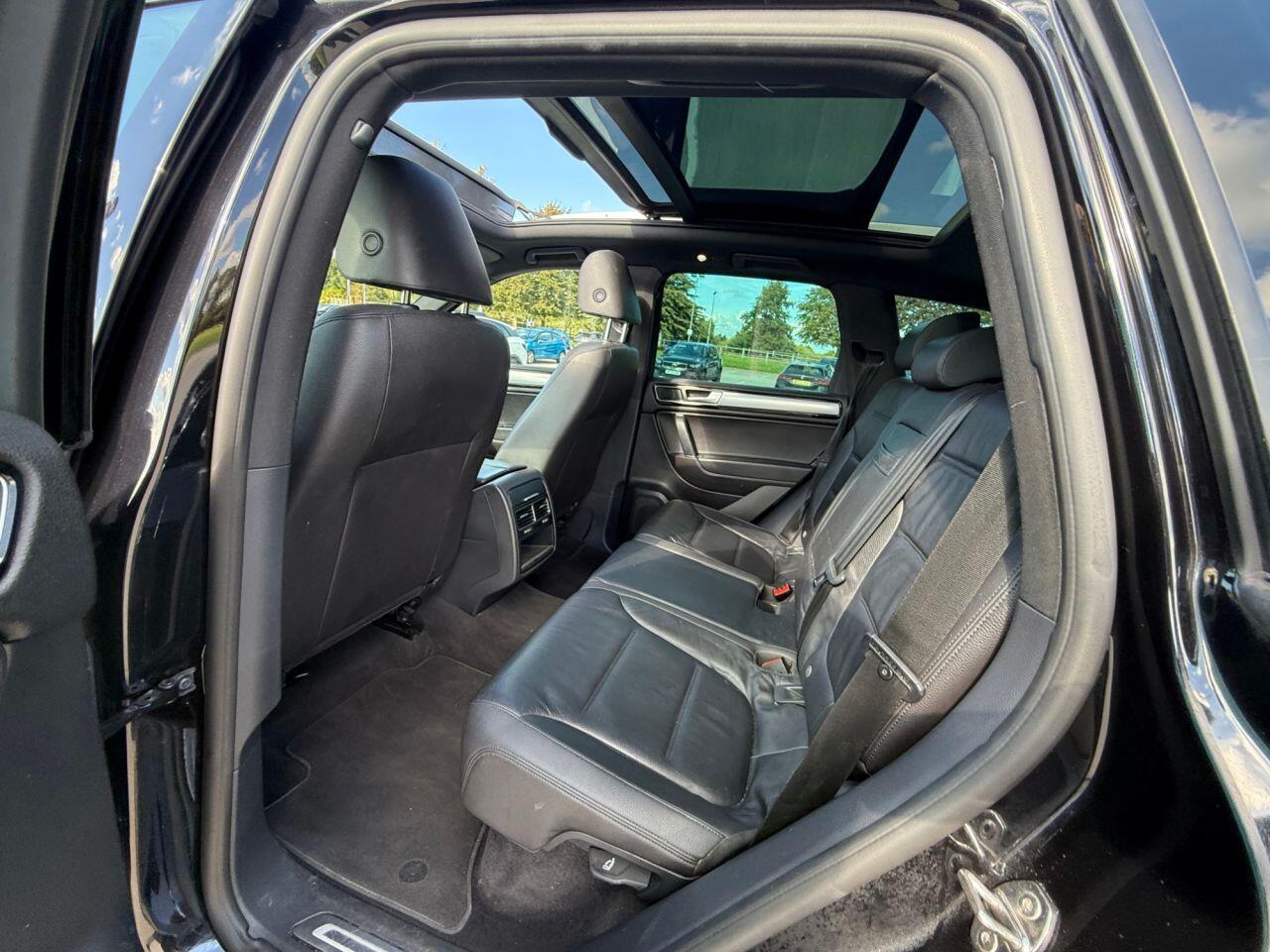 Volkswagen Touareg view 17