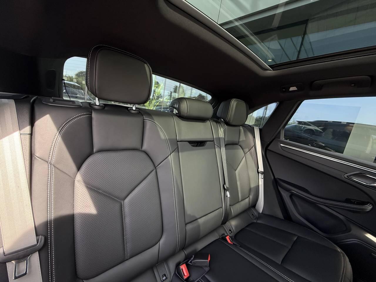 Porsche Macan view 17
