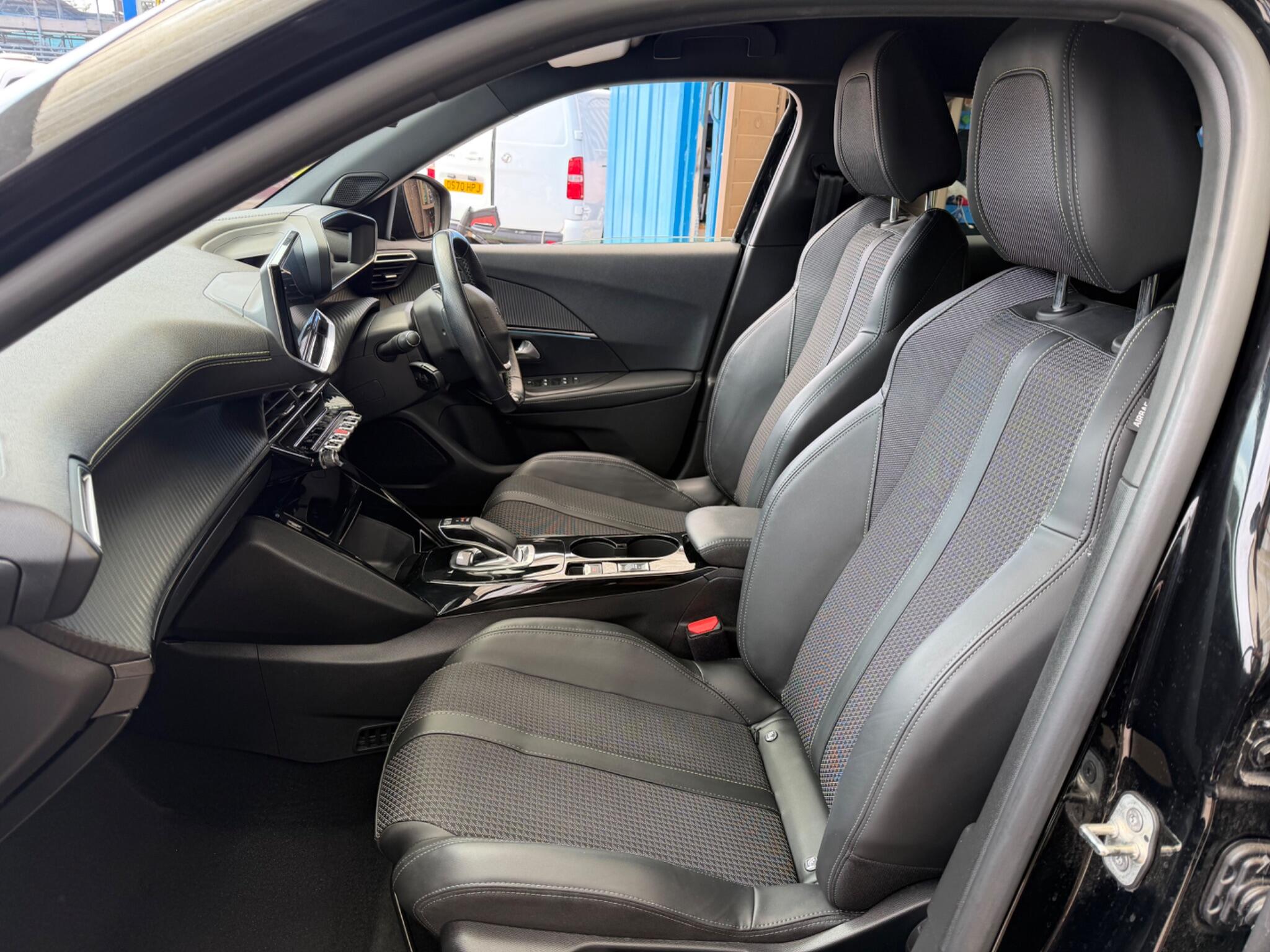 Peugeot E-2008 view 23