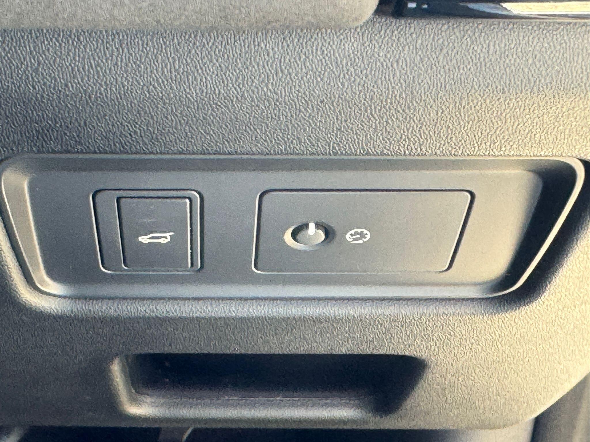 Land Rover Discovery view 30