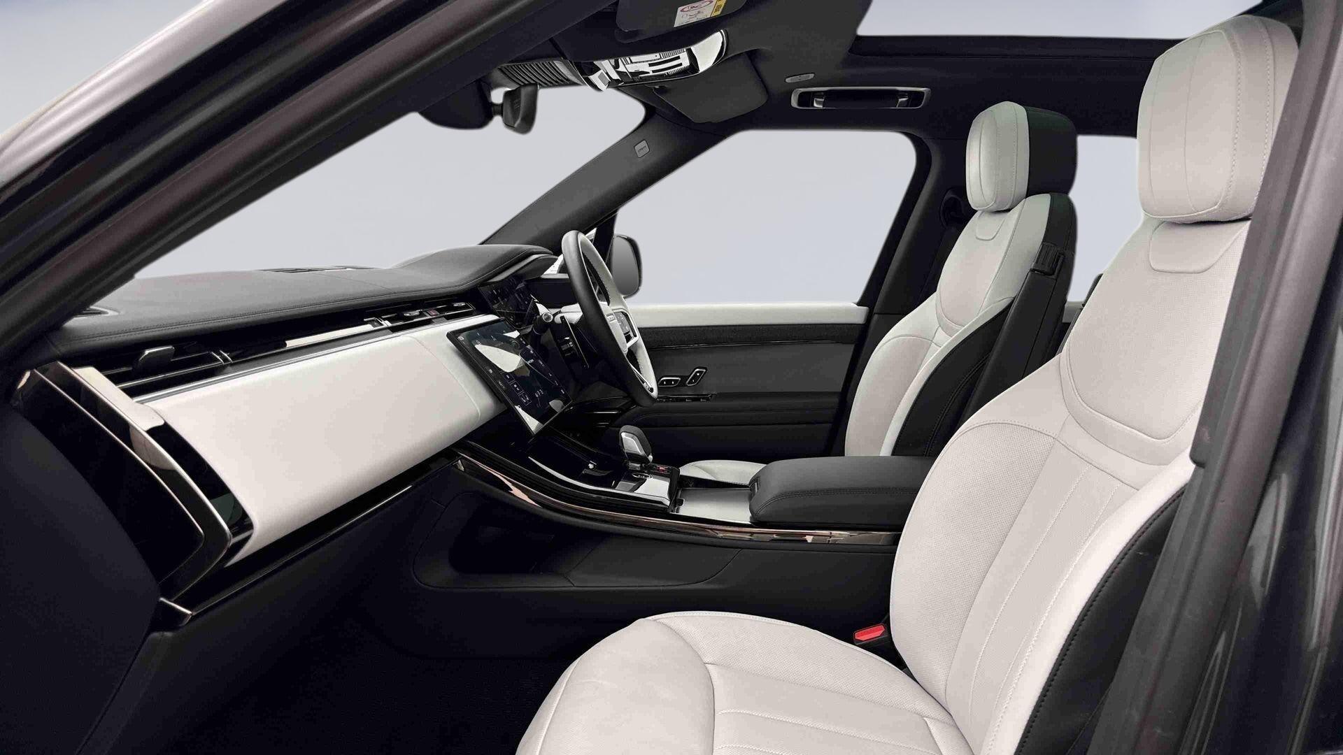 Land Rover Range Rover Sport view 3