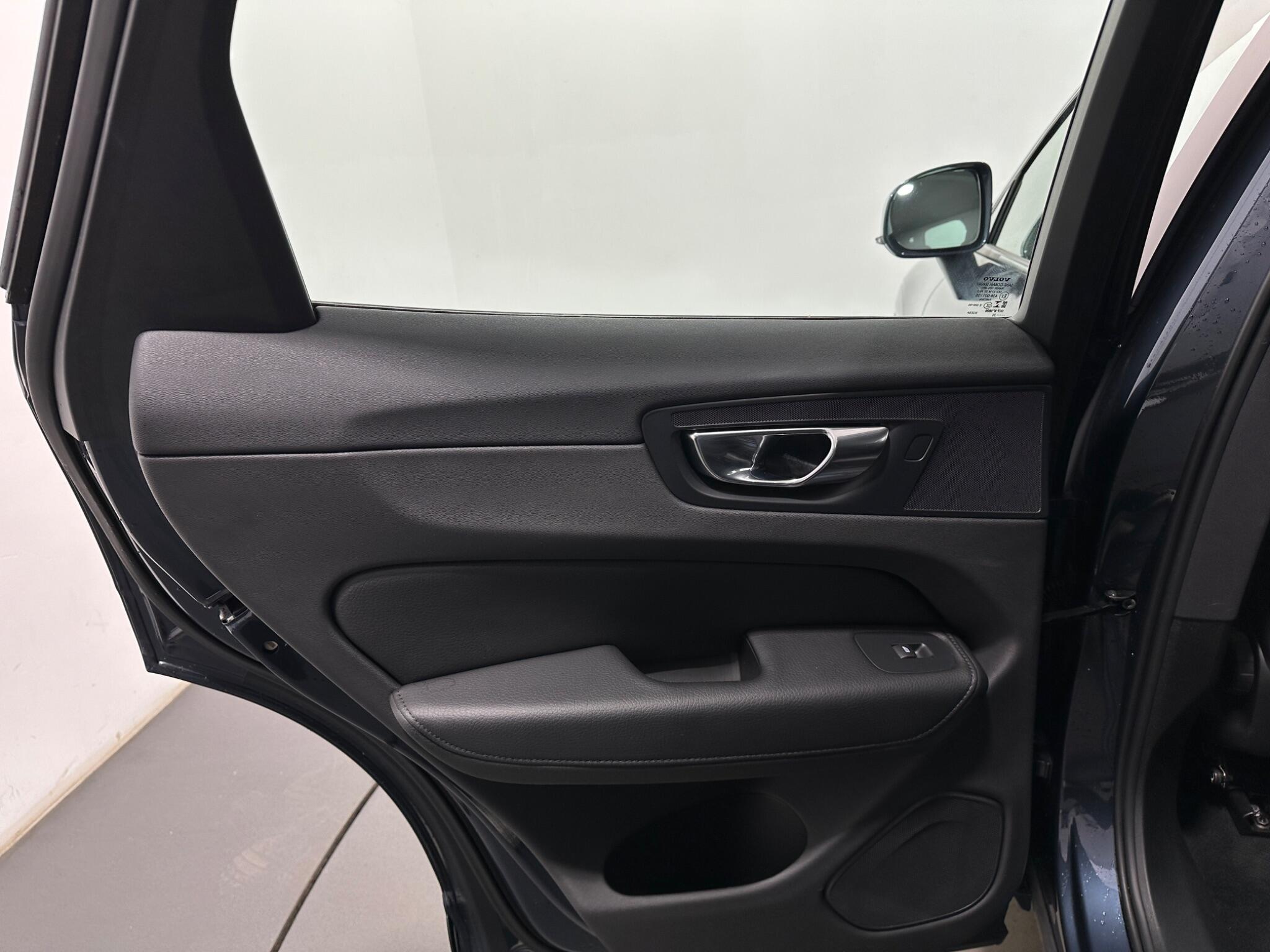 Volvo XC60 view 40