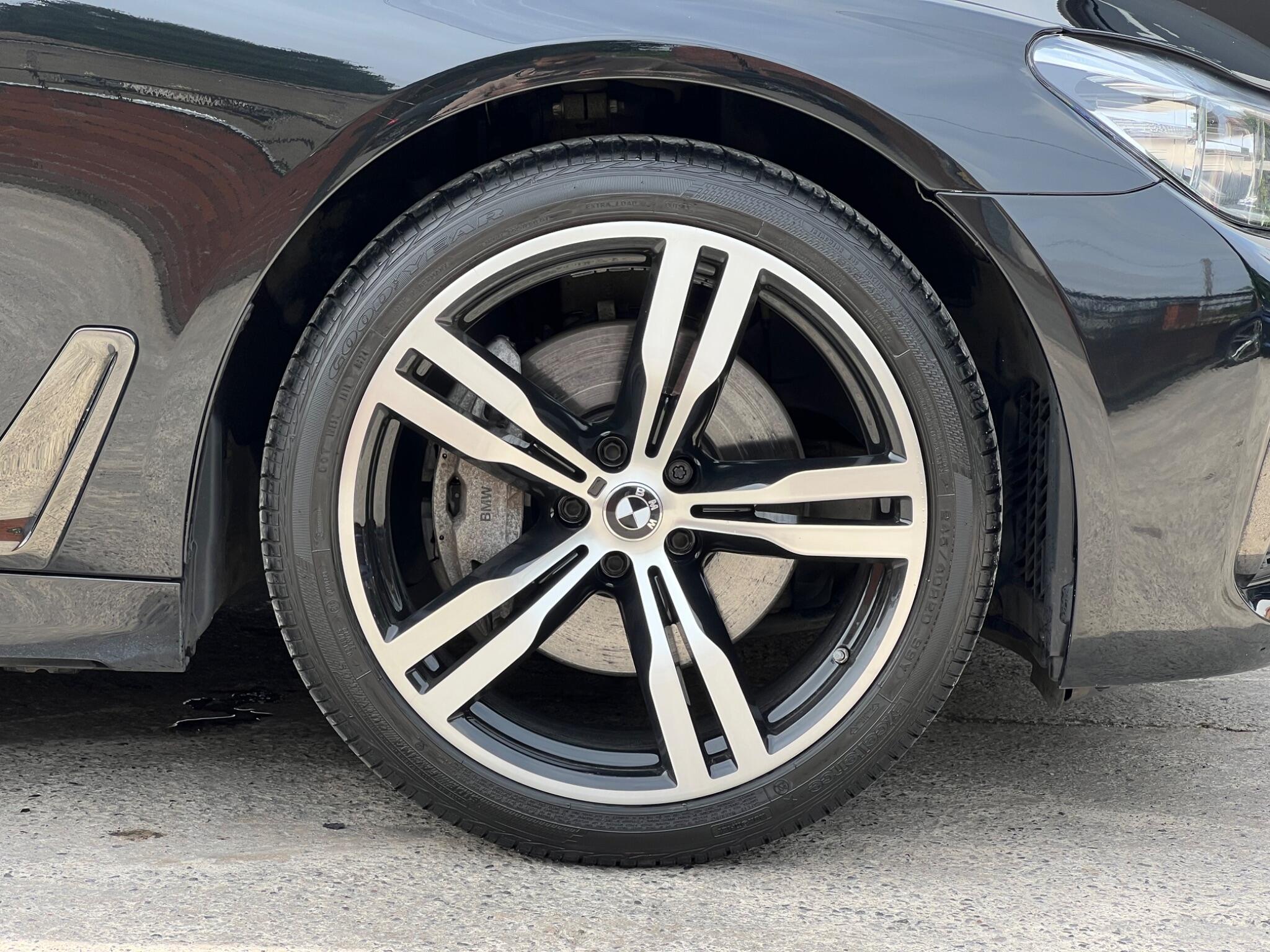 BMW 7 Series view 9