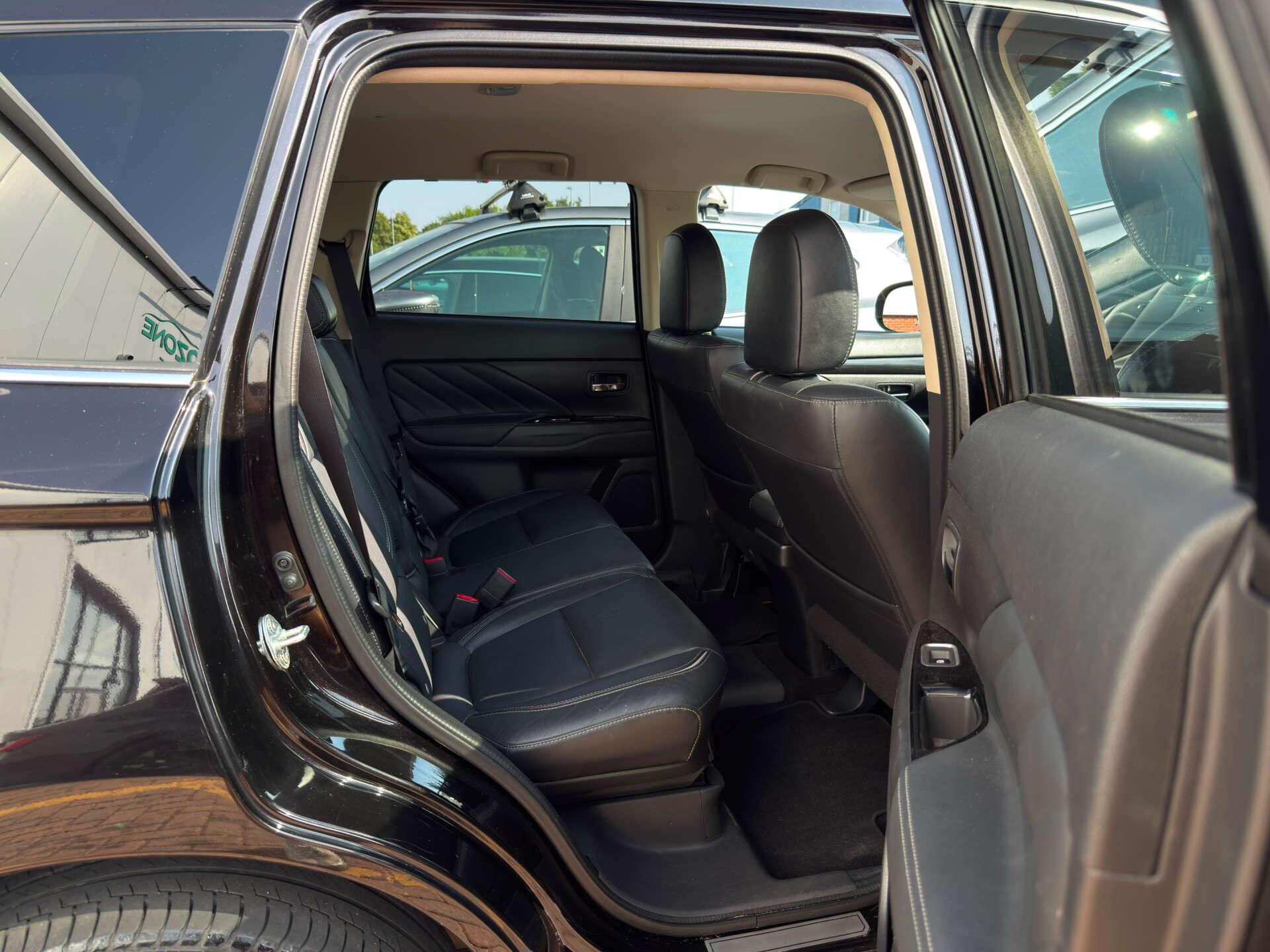 Mitsubishi Outlander view 23
