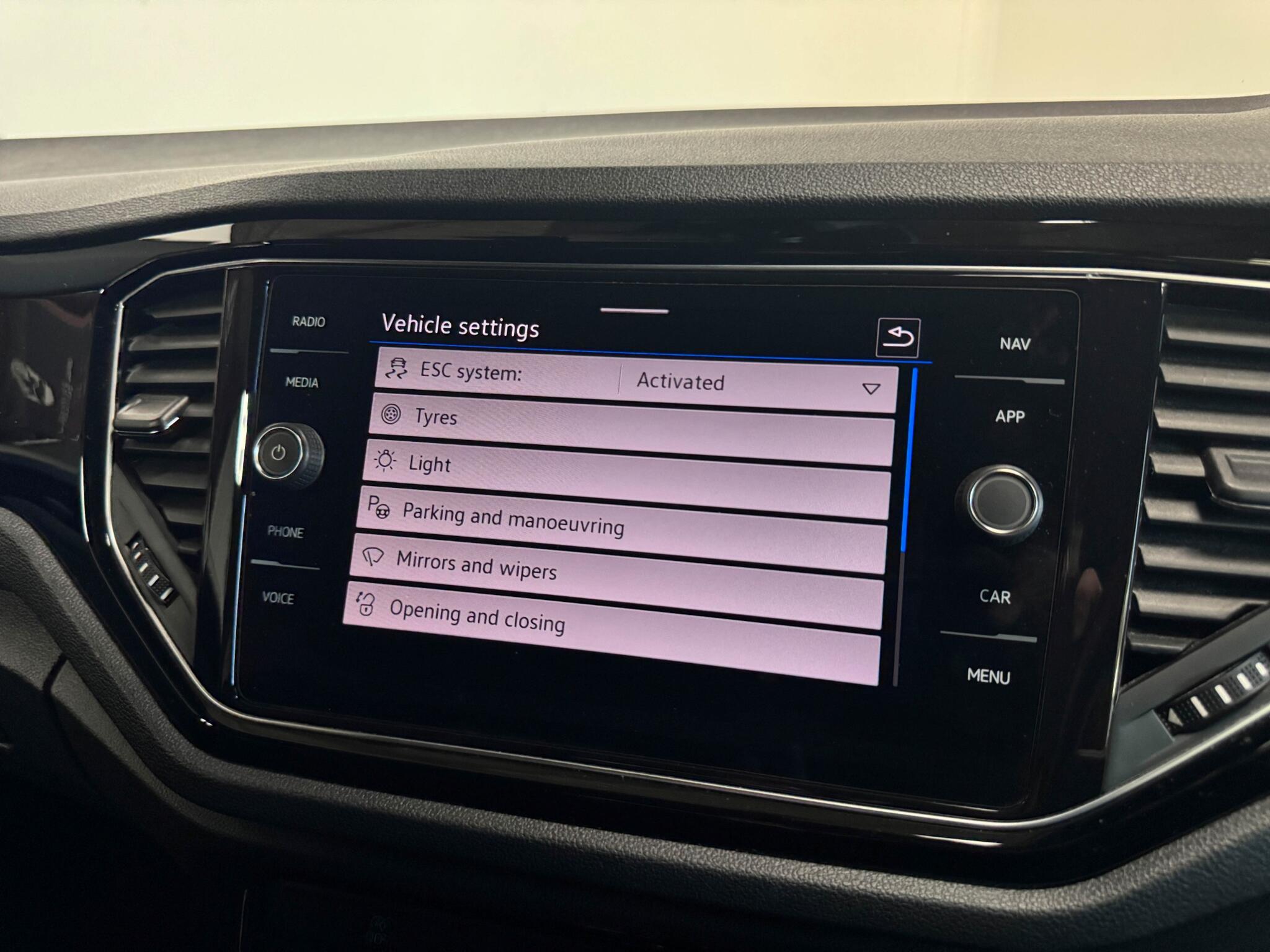 Volkswagen T-Roc view 50