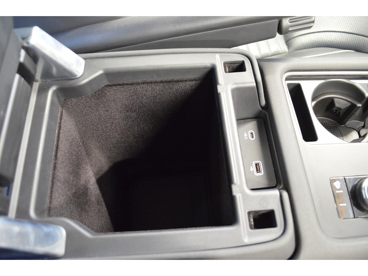 Land Rover Discovery view 45