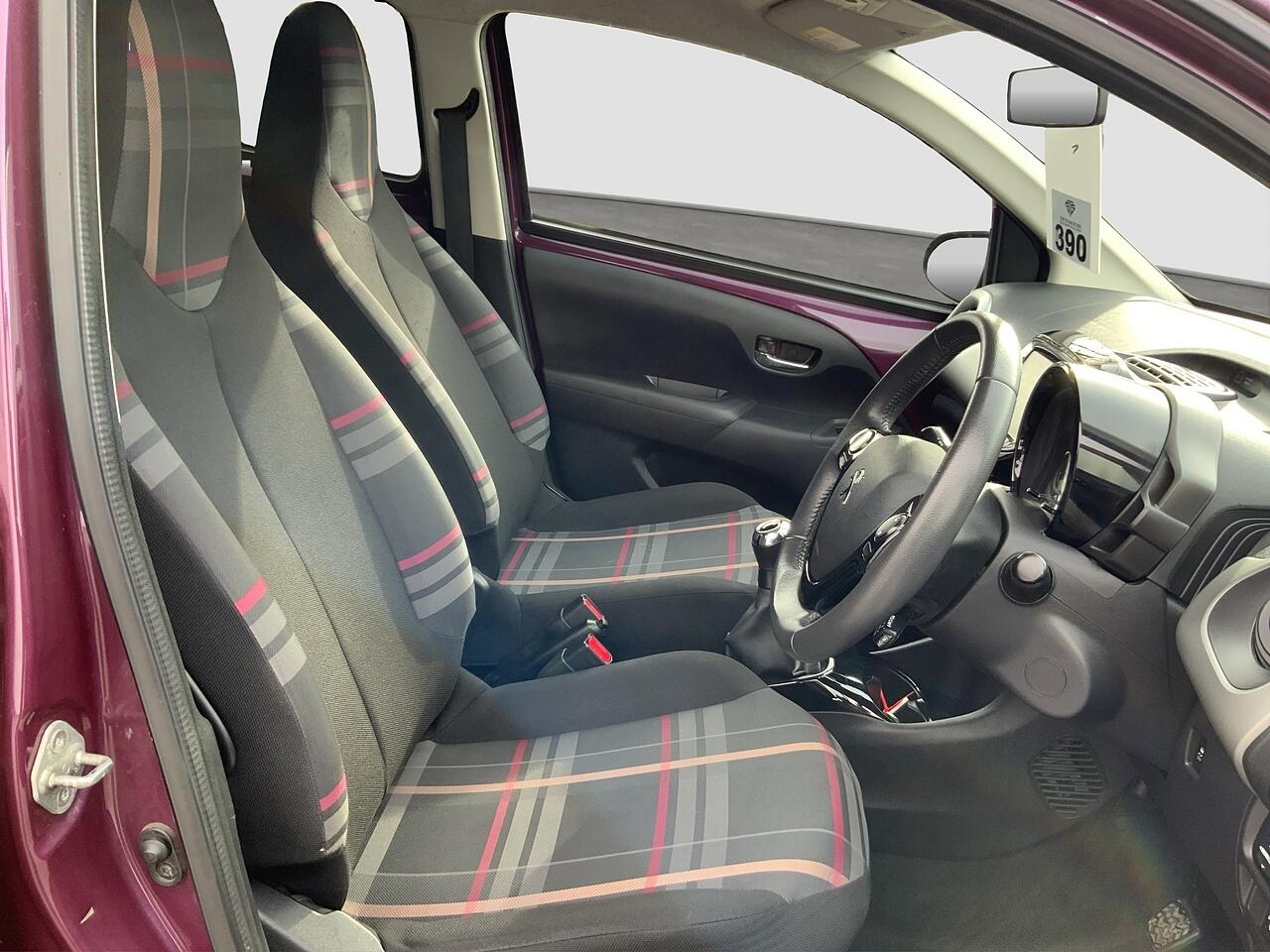 Peugeot 108 view 11