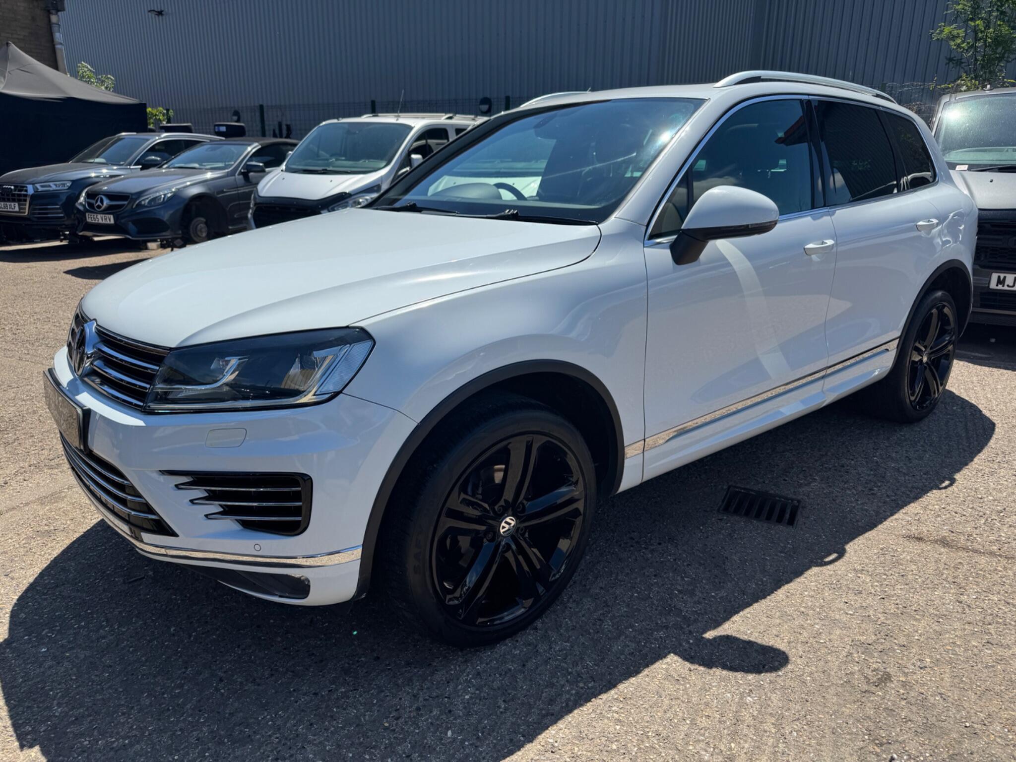 Volkswagen Touareg view 3