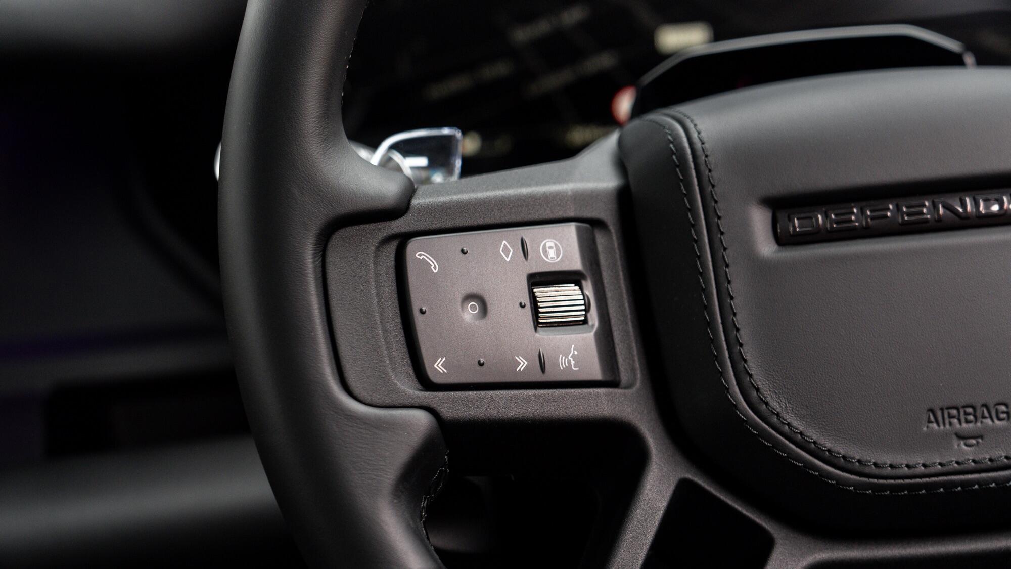 Land Rover Defender 110 view 26