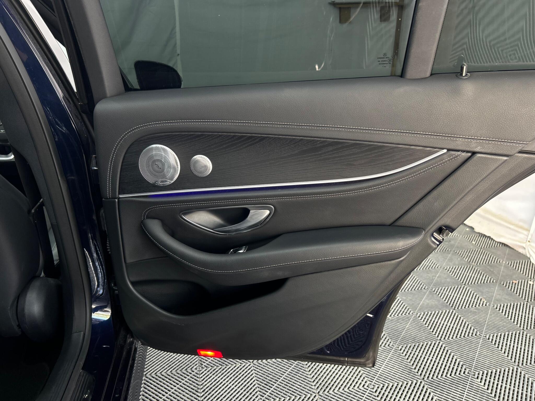 Mercedes-Benz E Class view 32
