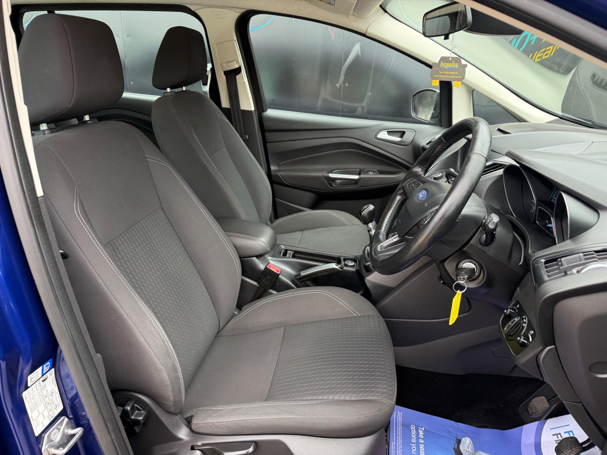 Ford Grand C-Max view 17