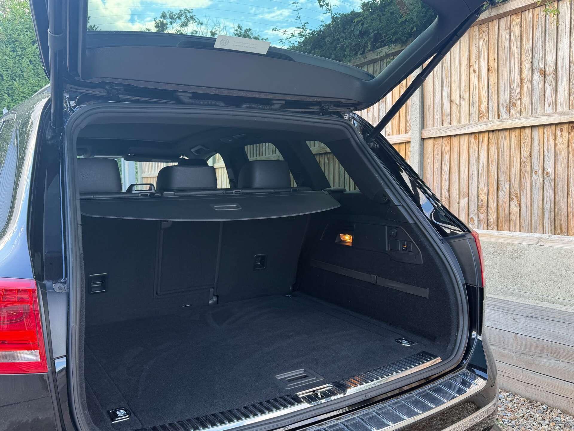Volkswagen Touareg view 16