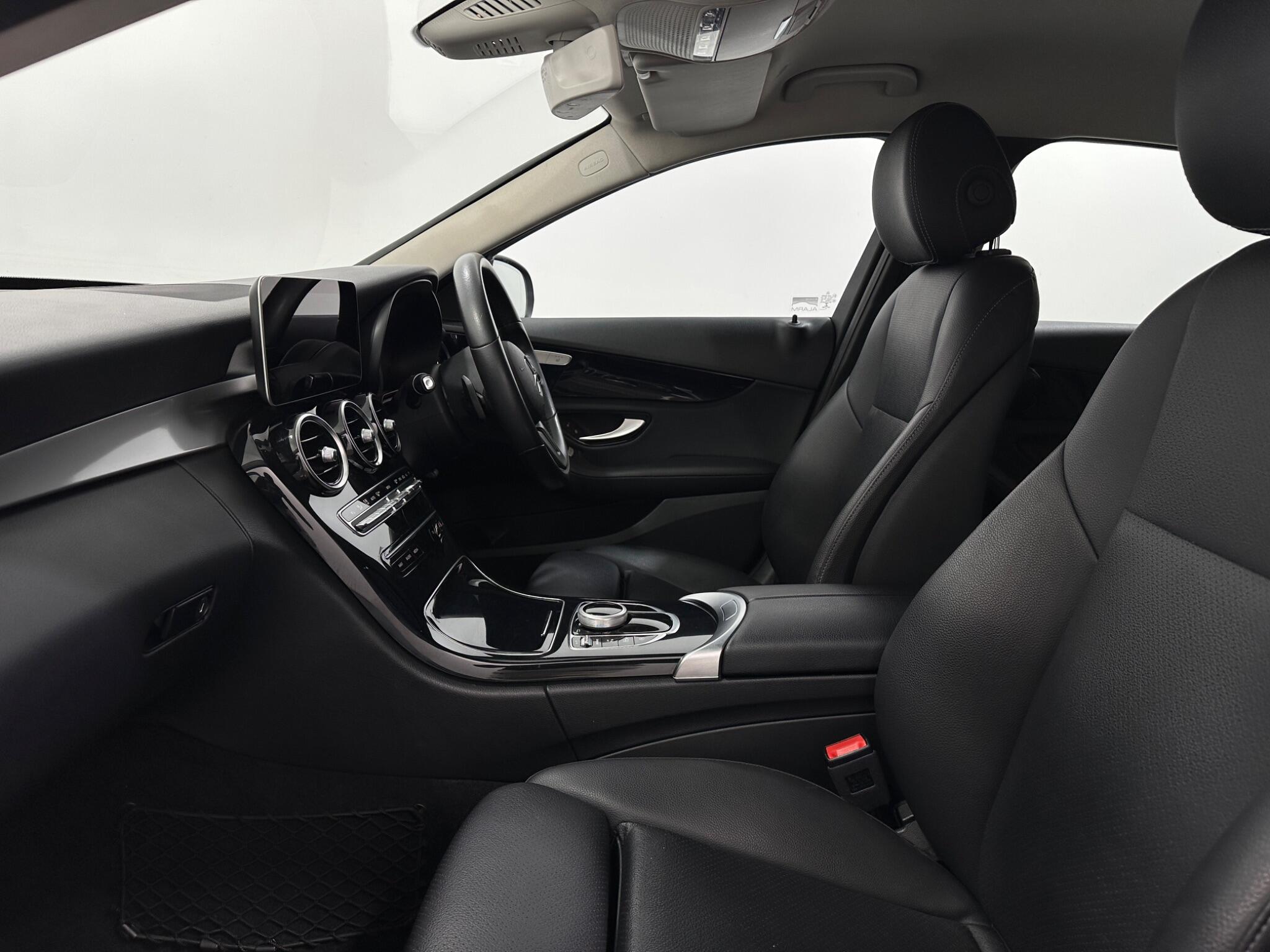 Mercedes-Benz C-Class view 36