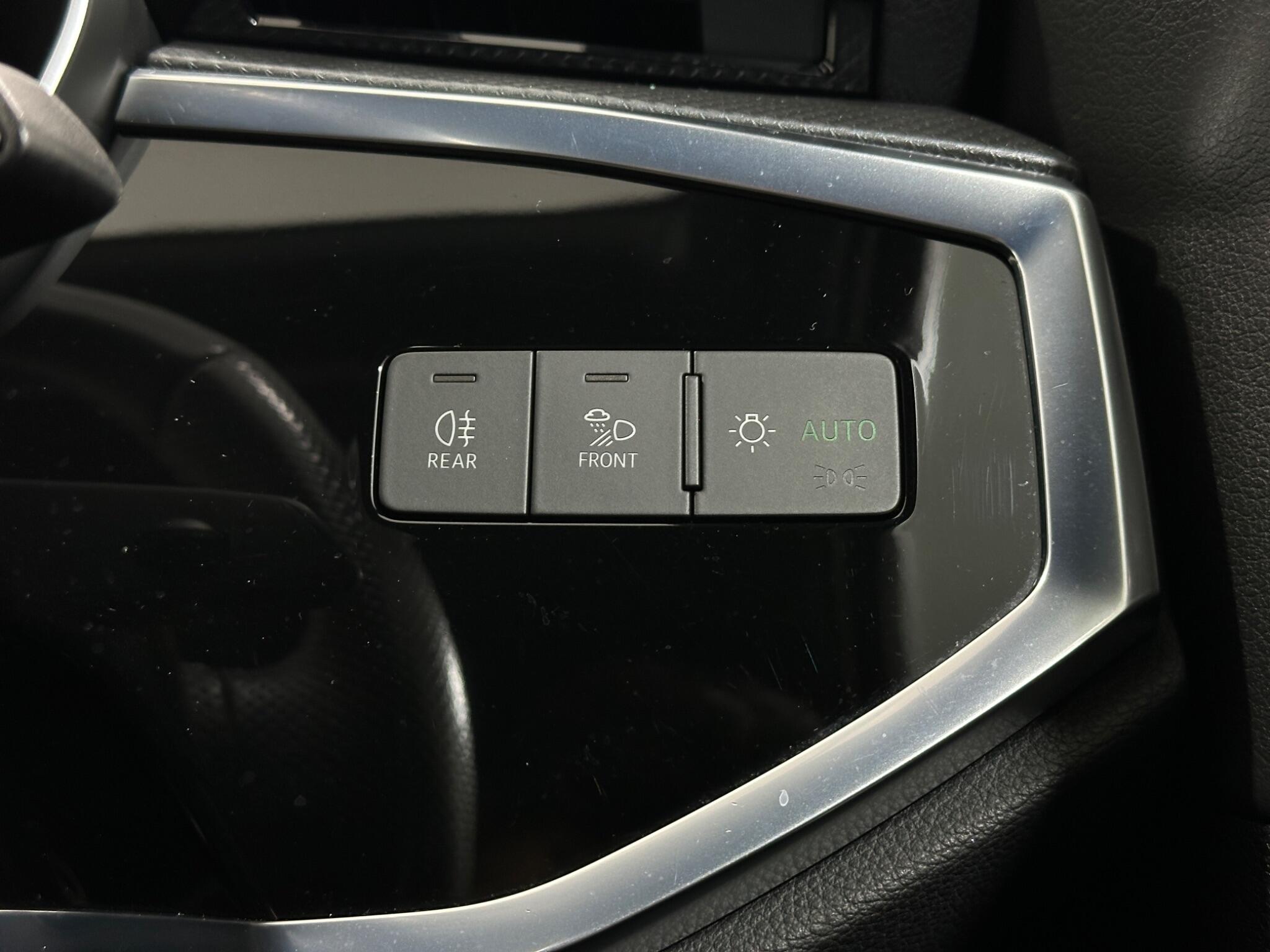 Audi Q3 view 18