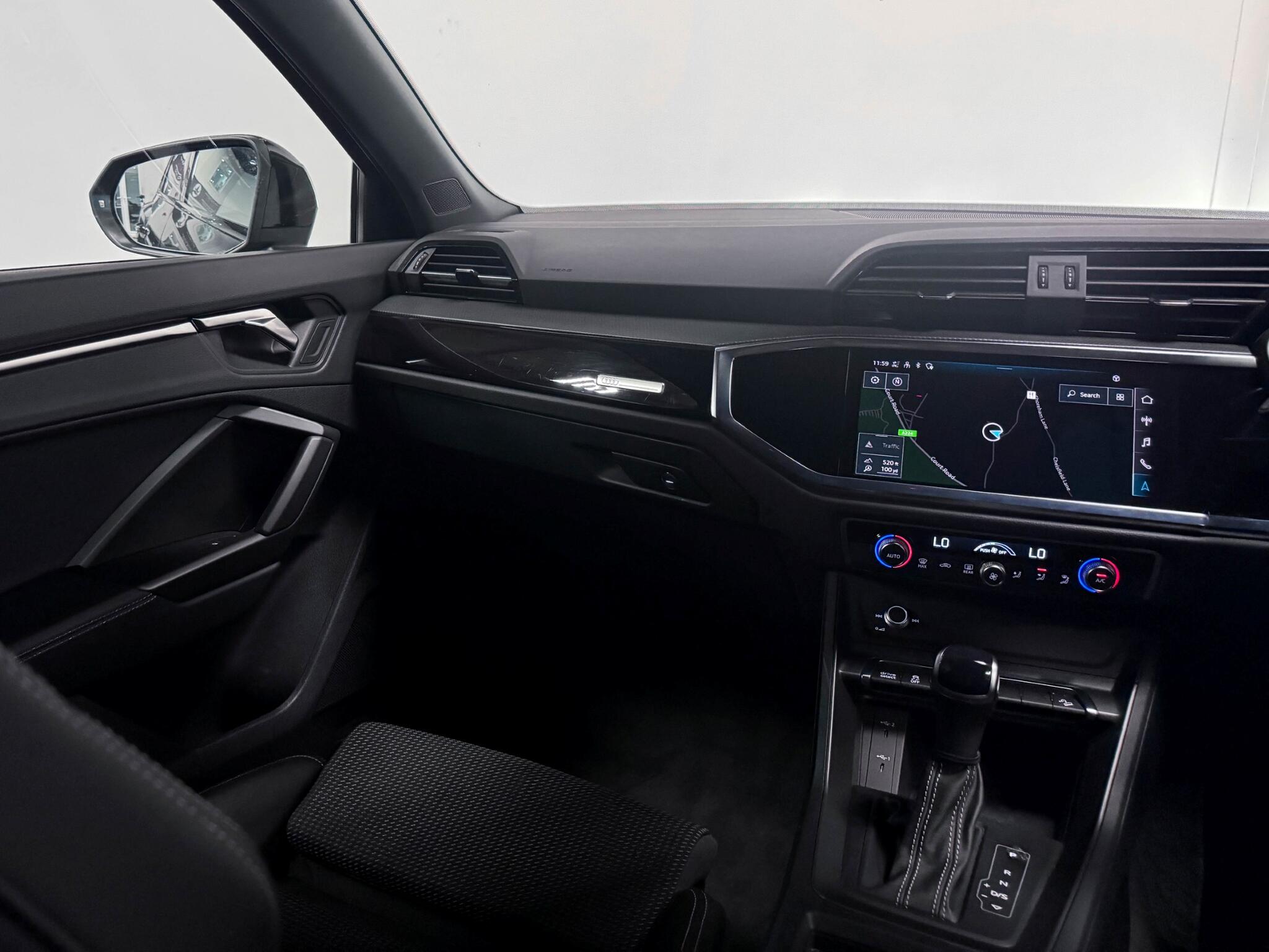 Audi Q3 view 18
