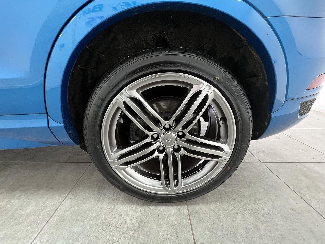 Audi Q3 view 20