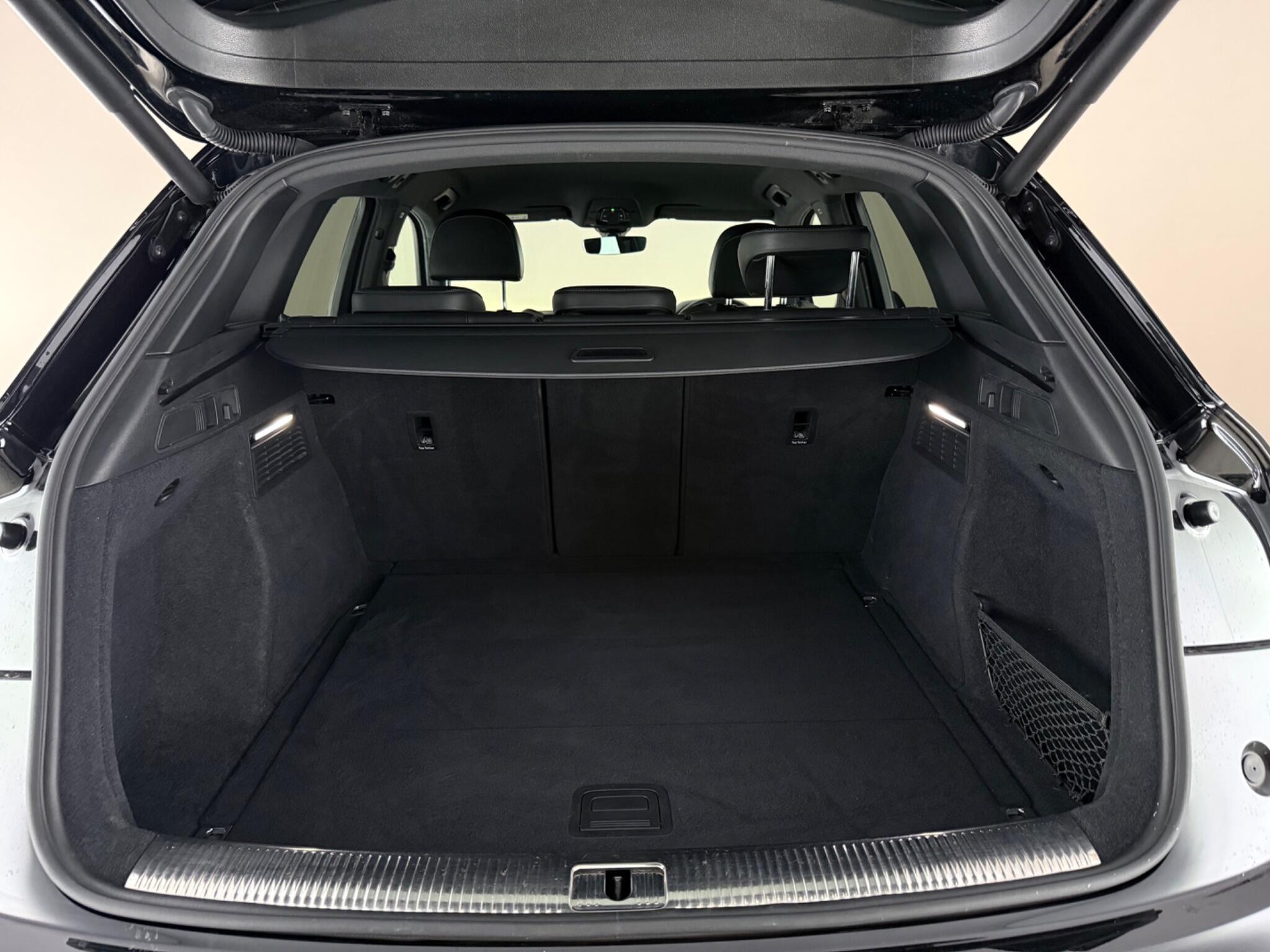 Audi Q5 view 10