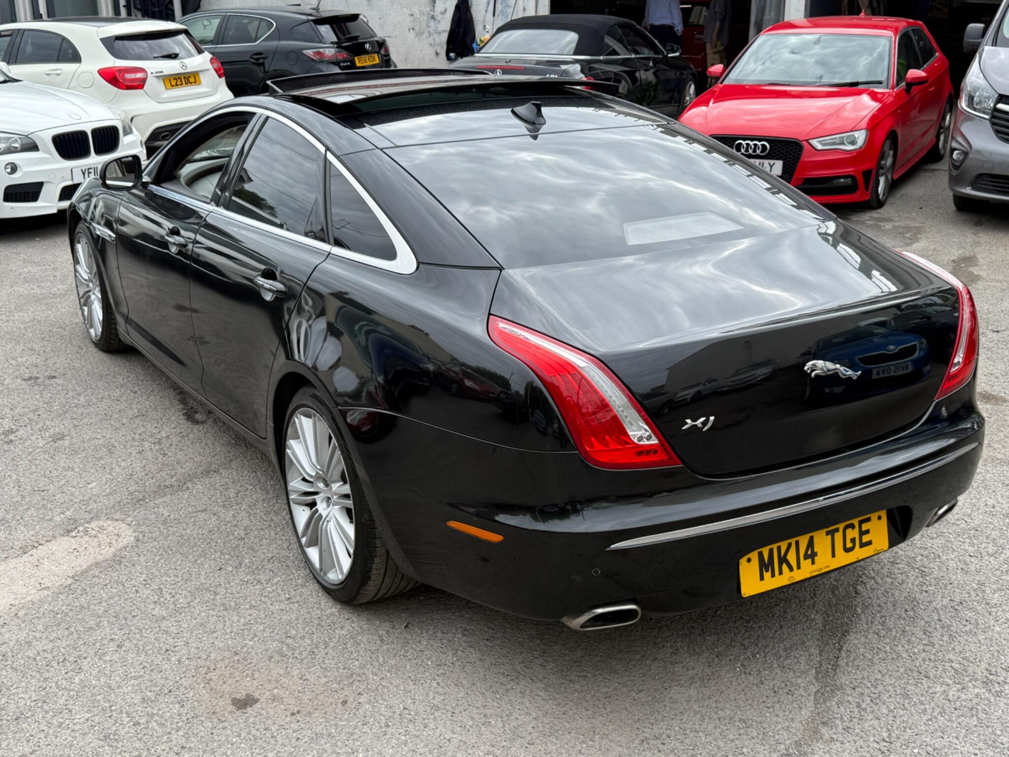 Jaguar XJ - Image 17