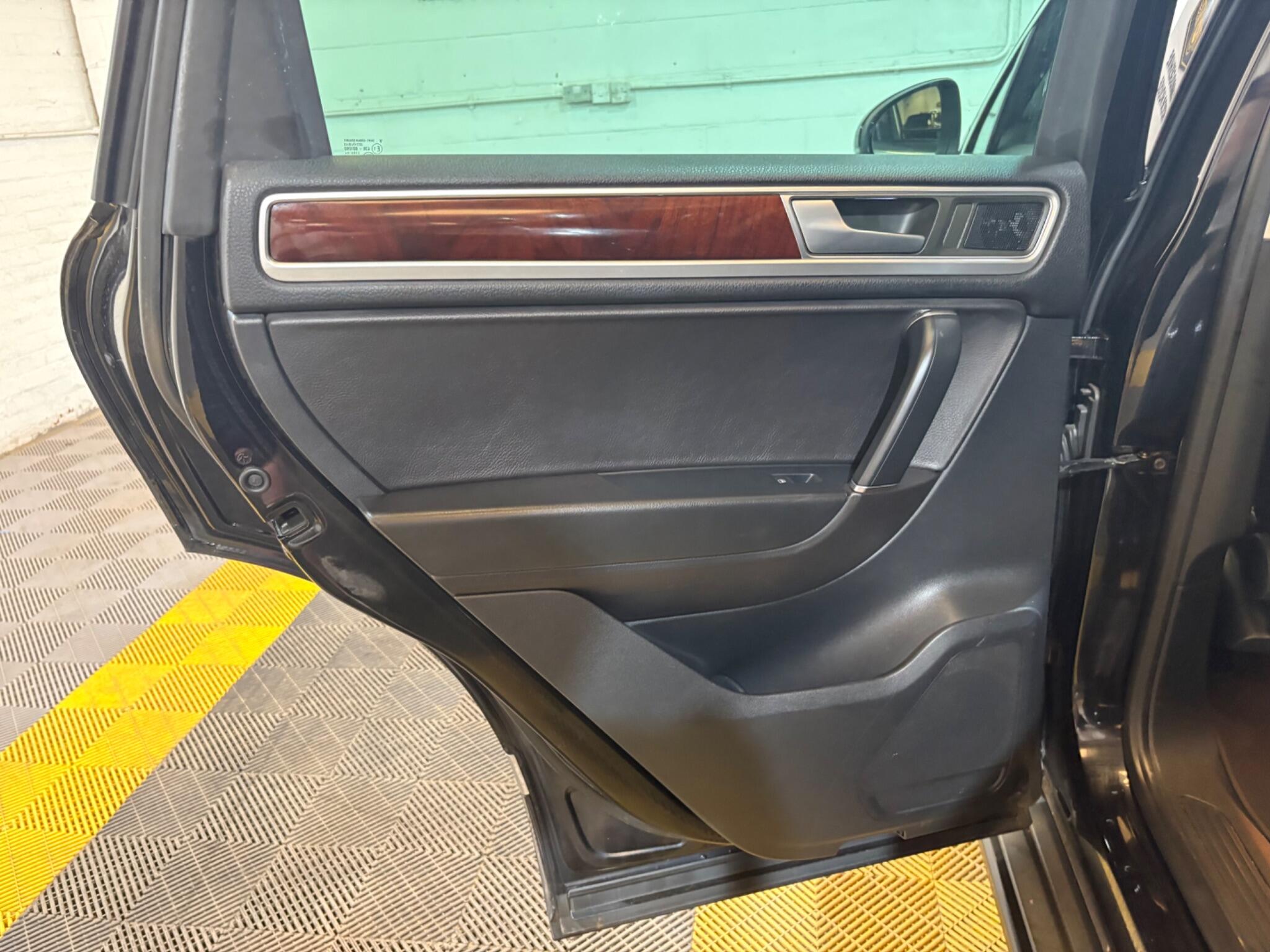 Volkswagen Touareg view 48