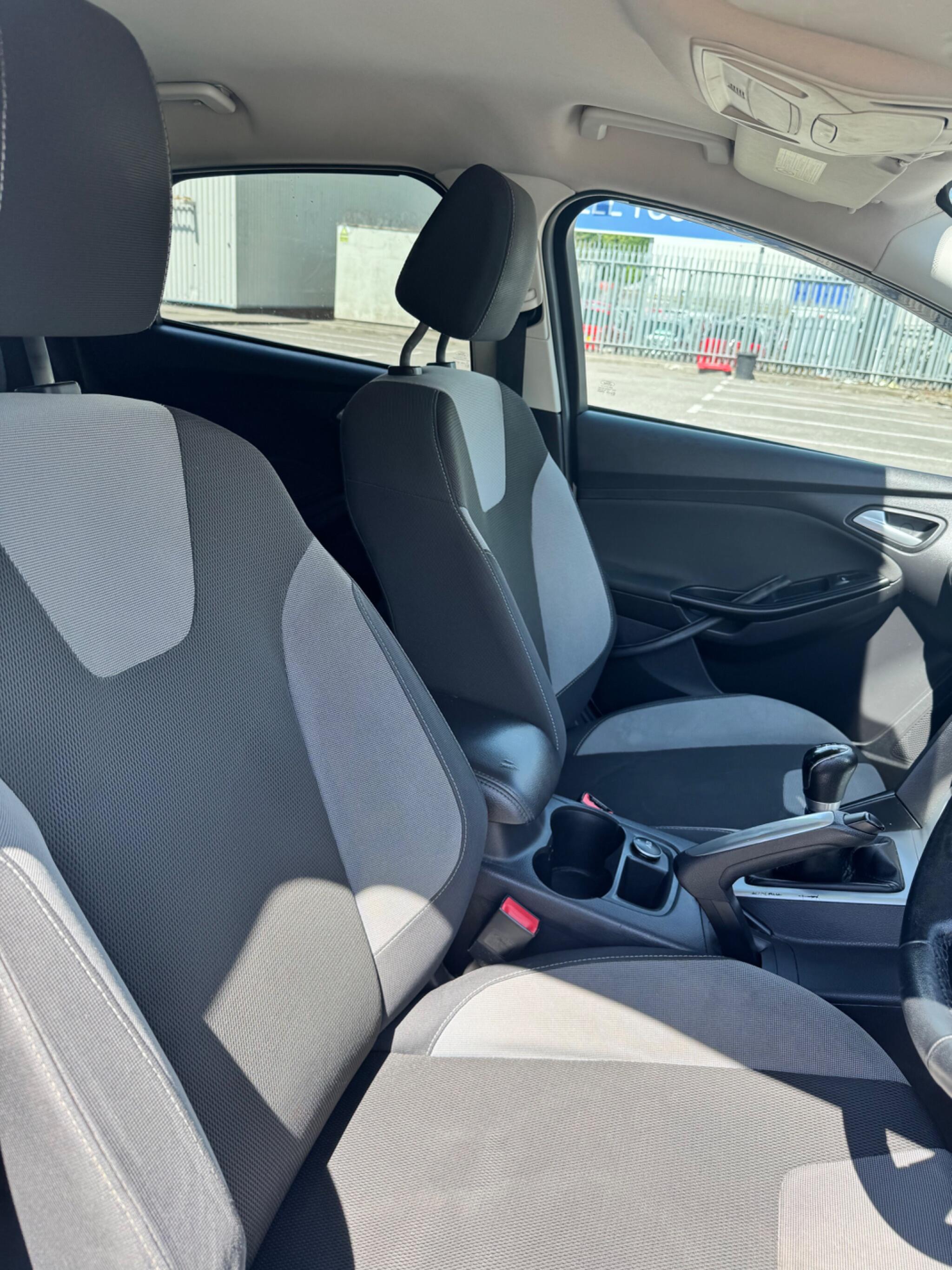 Ford Focus view 23