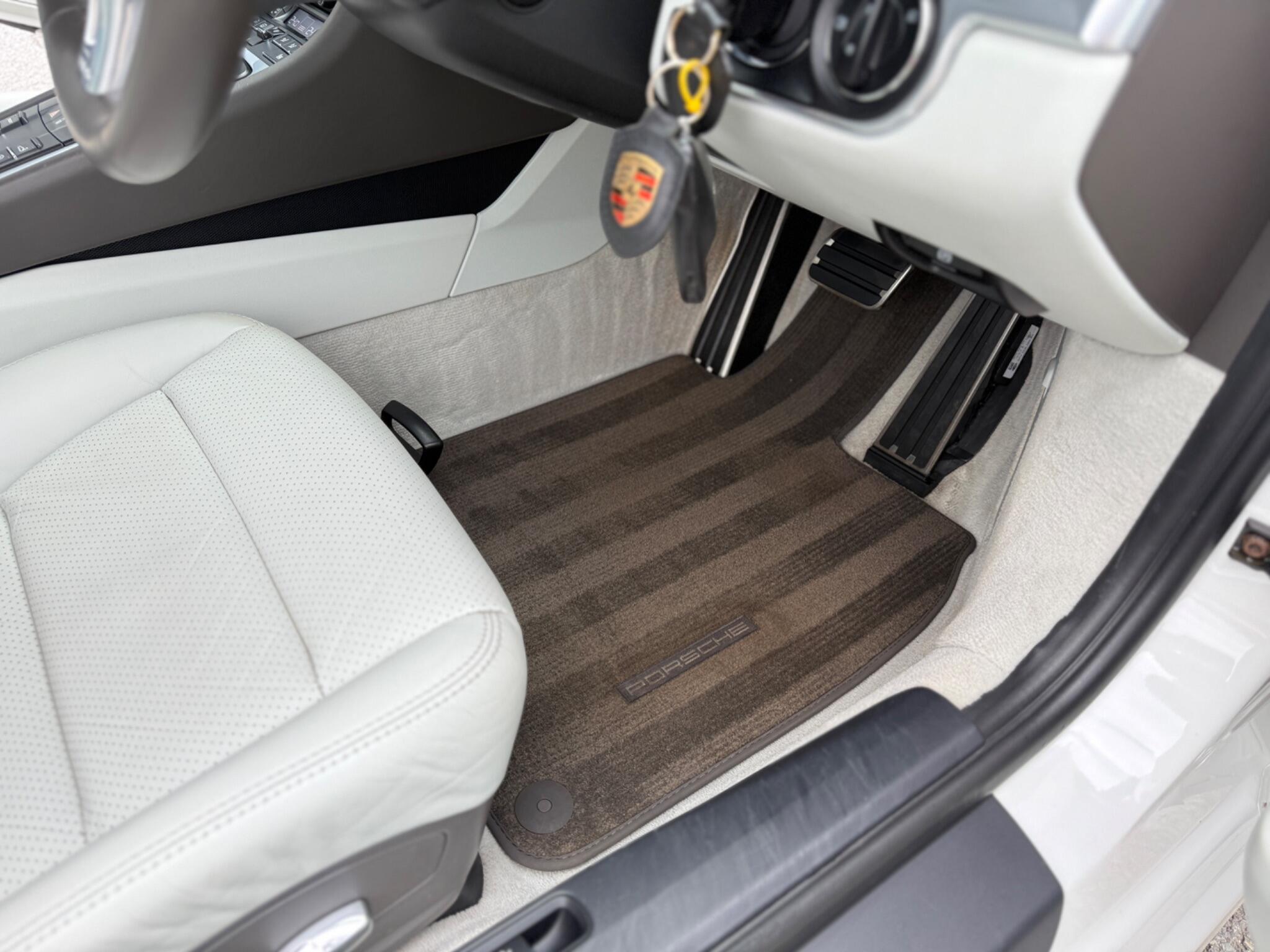 Porsche 911 view 33