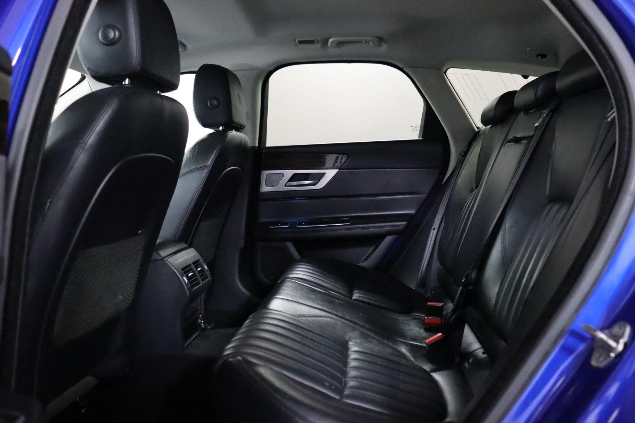 Jaguar XF view 42
