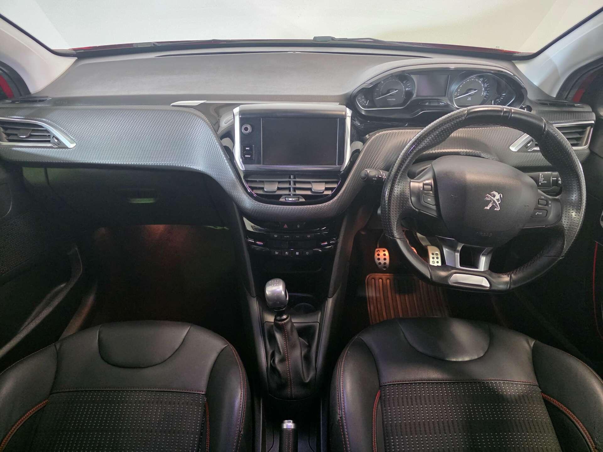 Peugeot 208 view 9