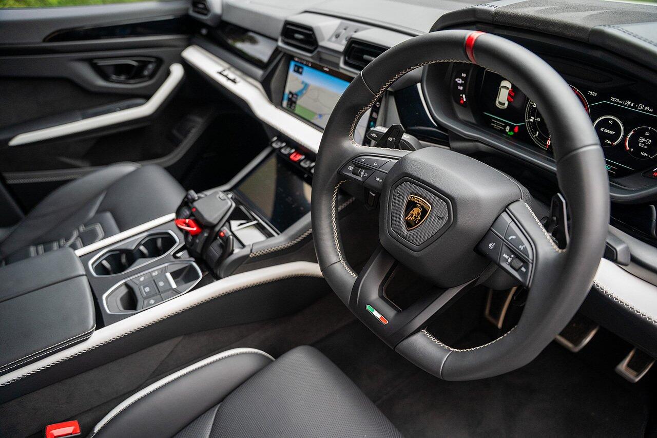 Lamborghini Urus view 45