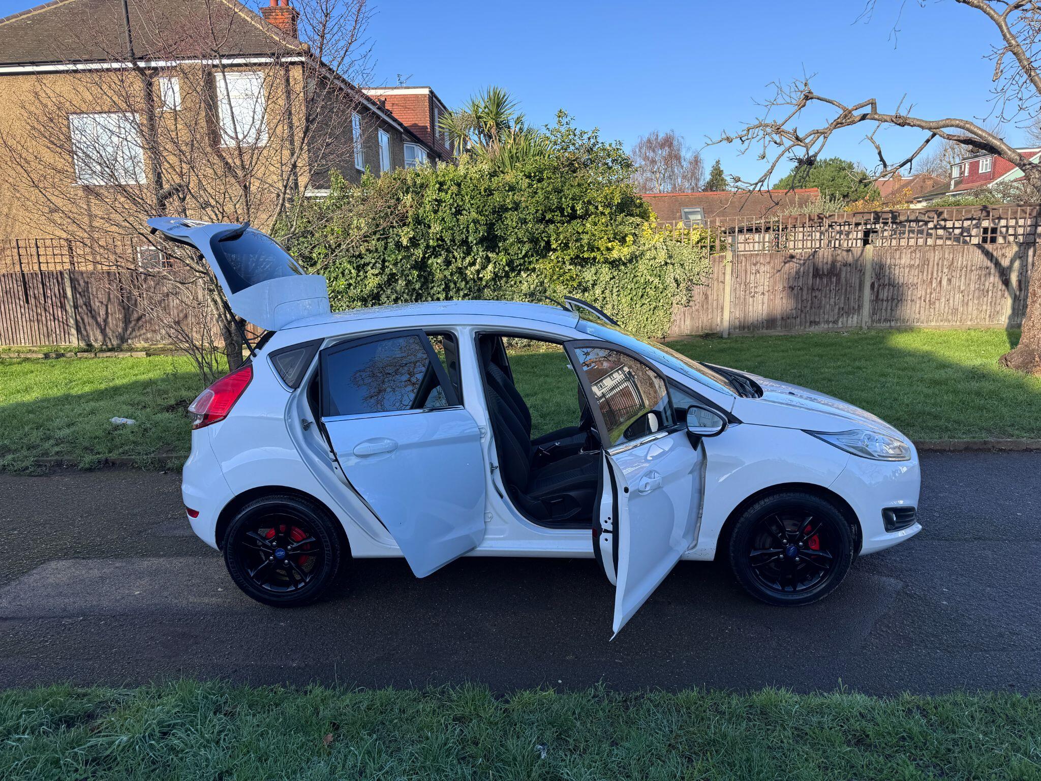 2016 Ford Fiesta image 41