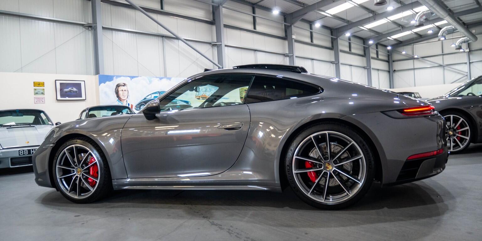Porsche 911 view 7