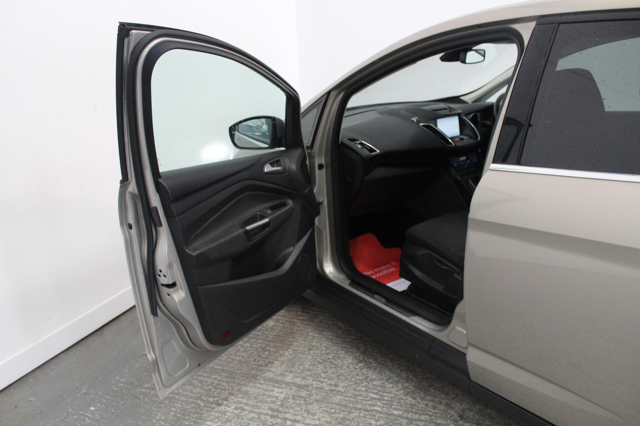 Ford C-Max view 26