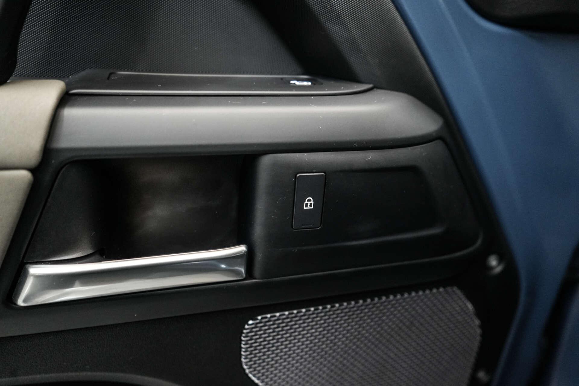 Land Rover Defender view 18