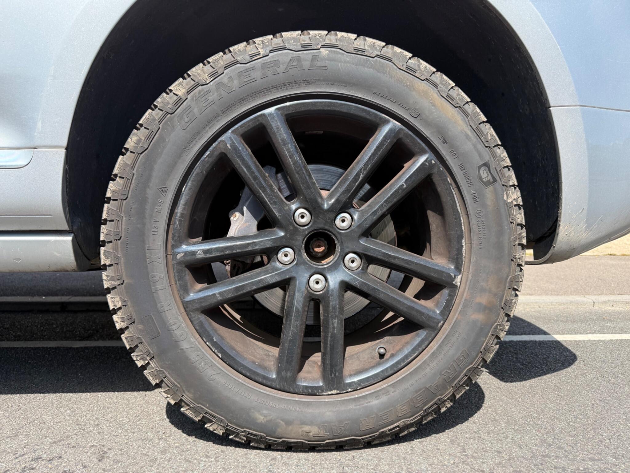 Volkswagen Touareg view 14