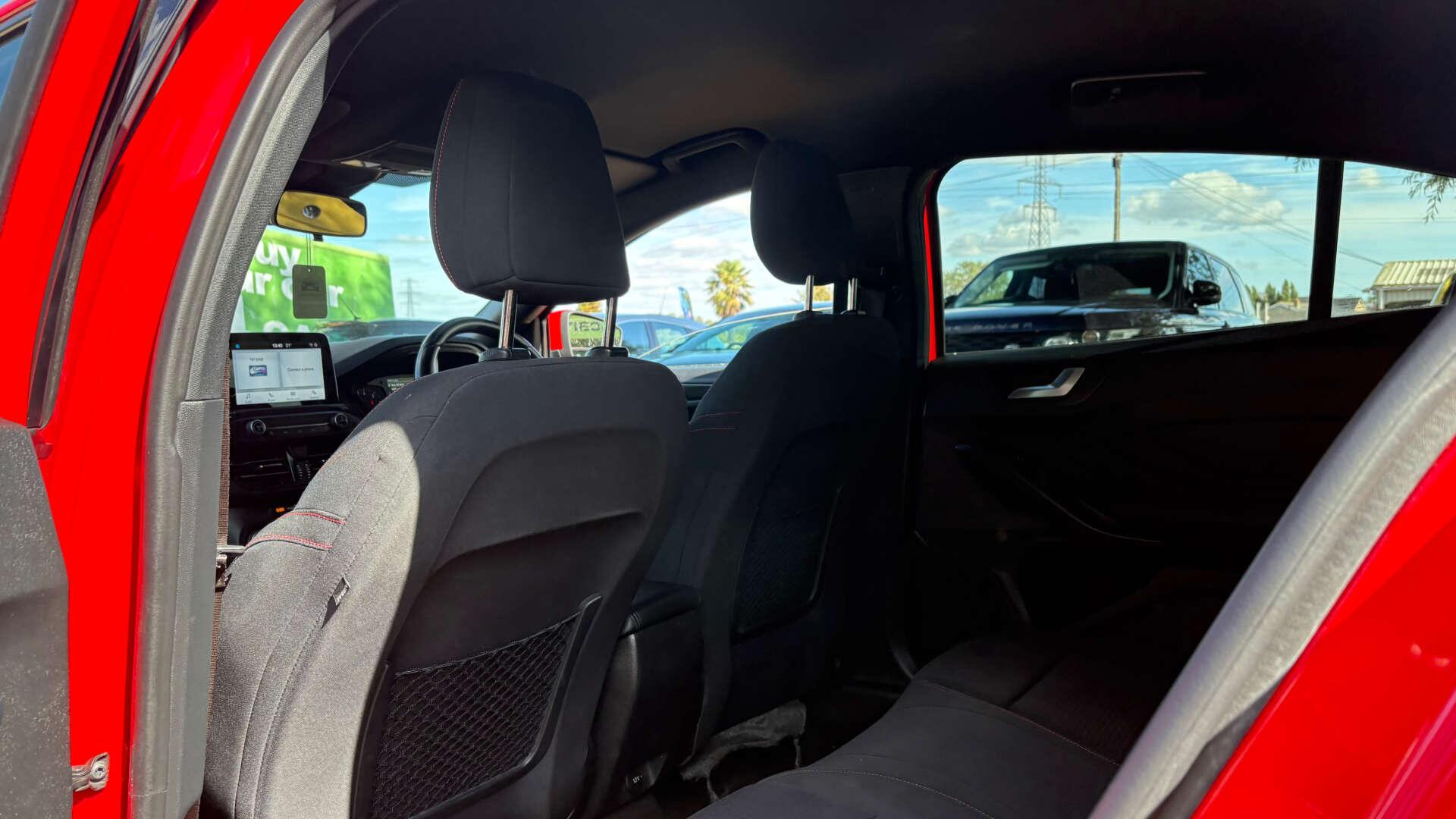 Ford Focus view 12