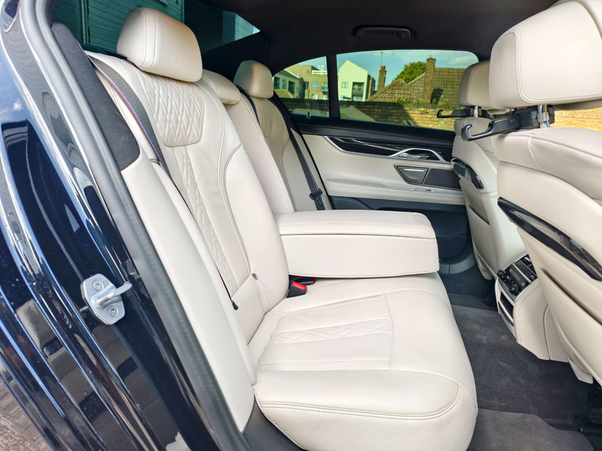 BMW 7 Series view 17