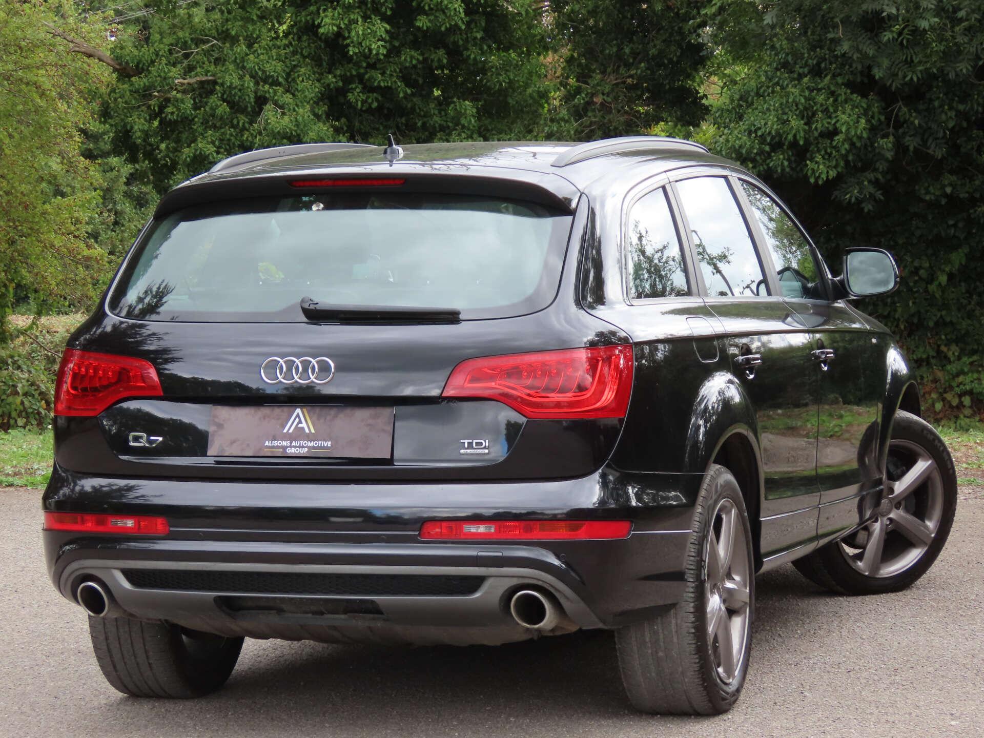 Audi Q7 view 4
