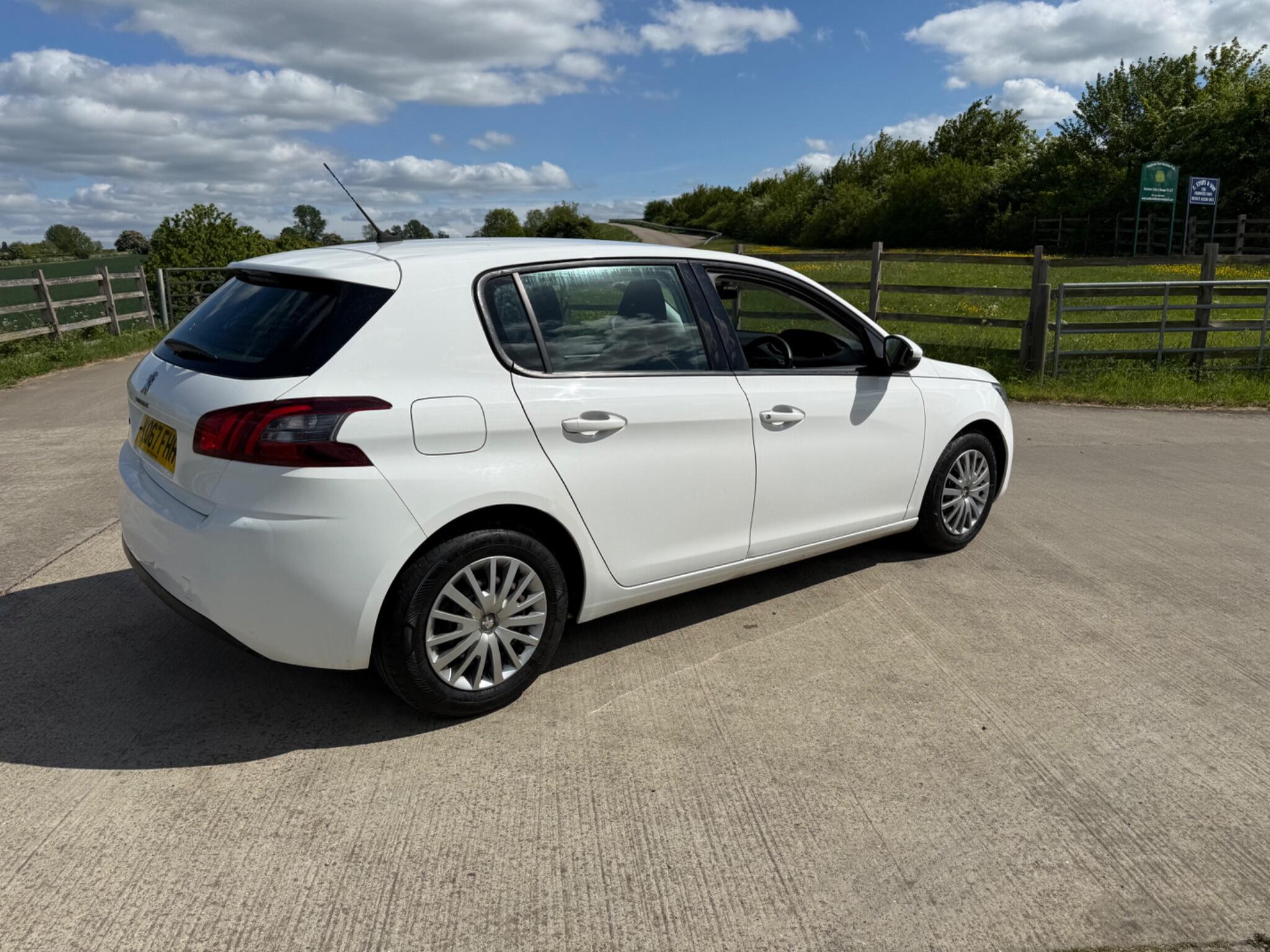 Peugeot 308 1.2 PureTech Access Euro 6 (s/s) 5dr — photo 27 of 100