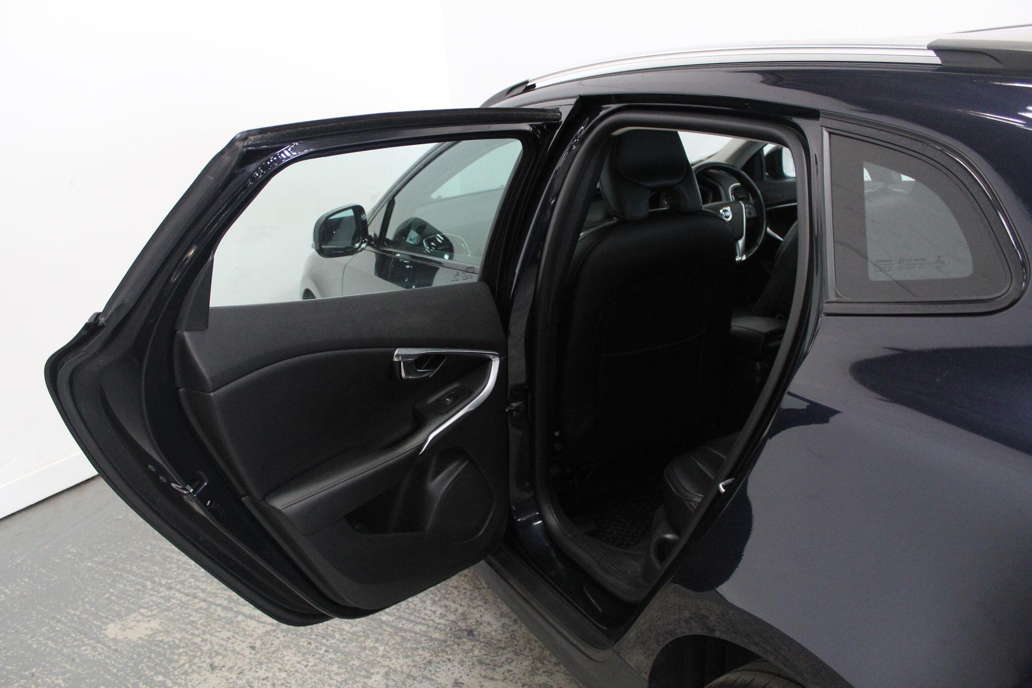 Volvo V40 Cross Country view 27