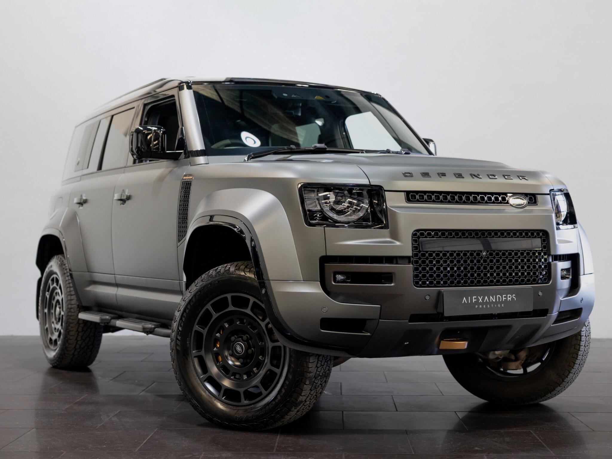 Land Rover Defender 110 view 26
