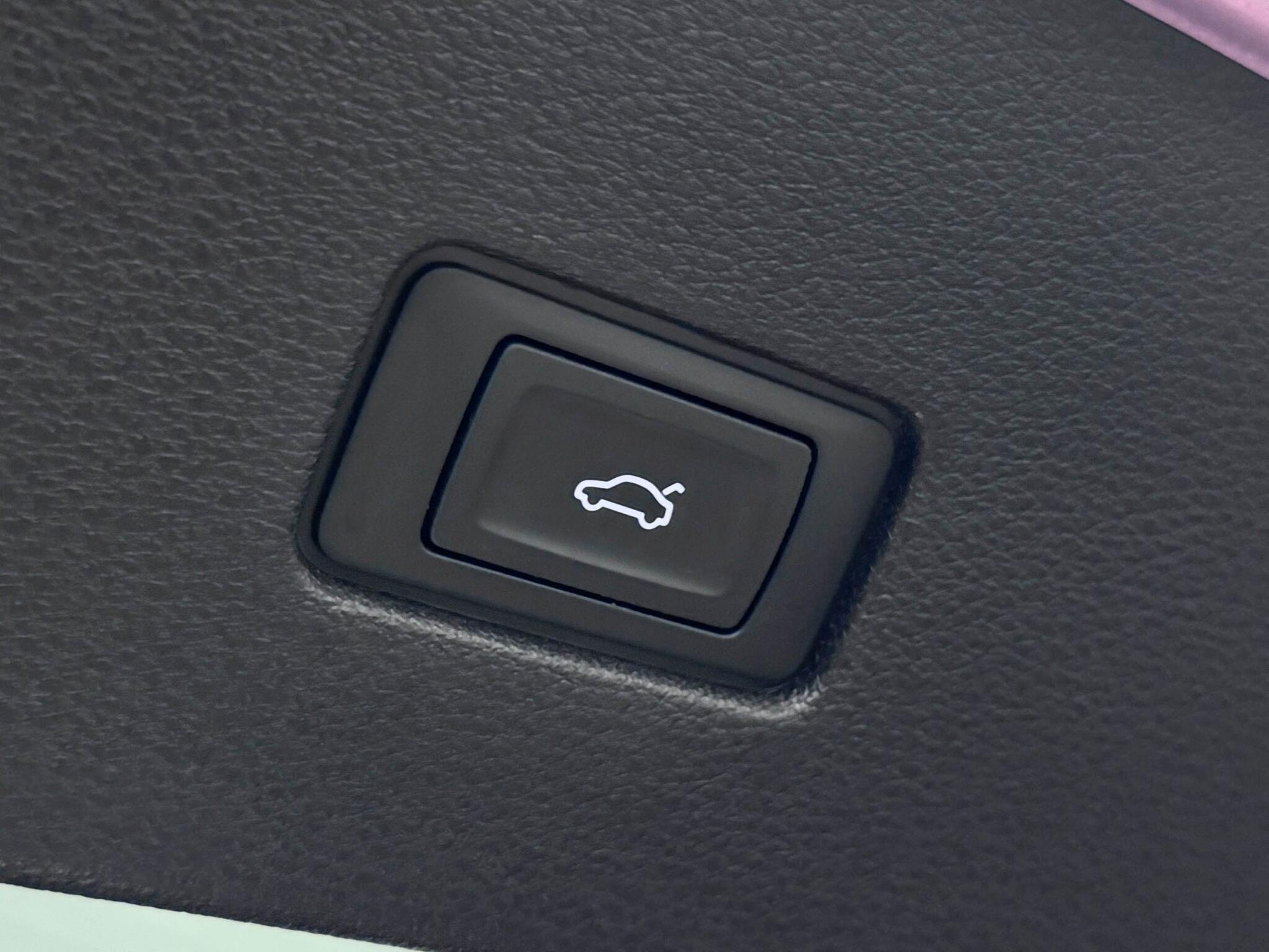 Audi SQ8 view 9