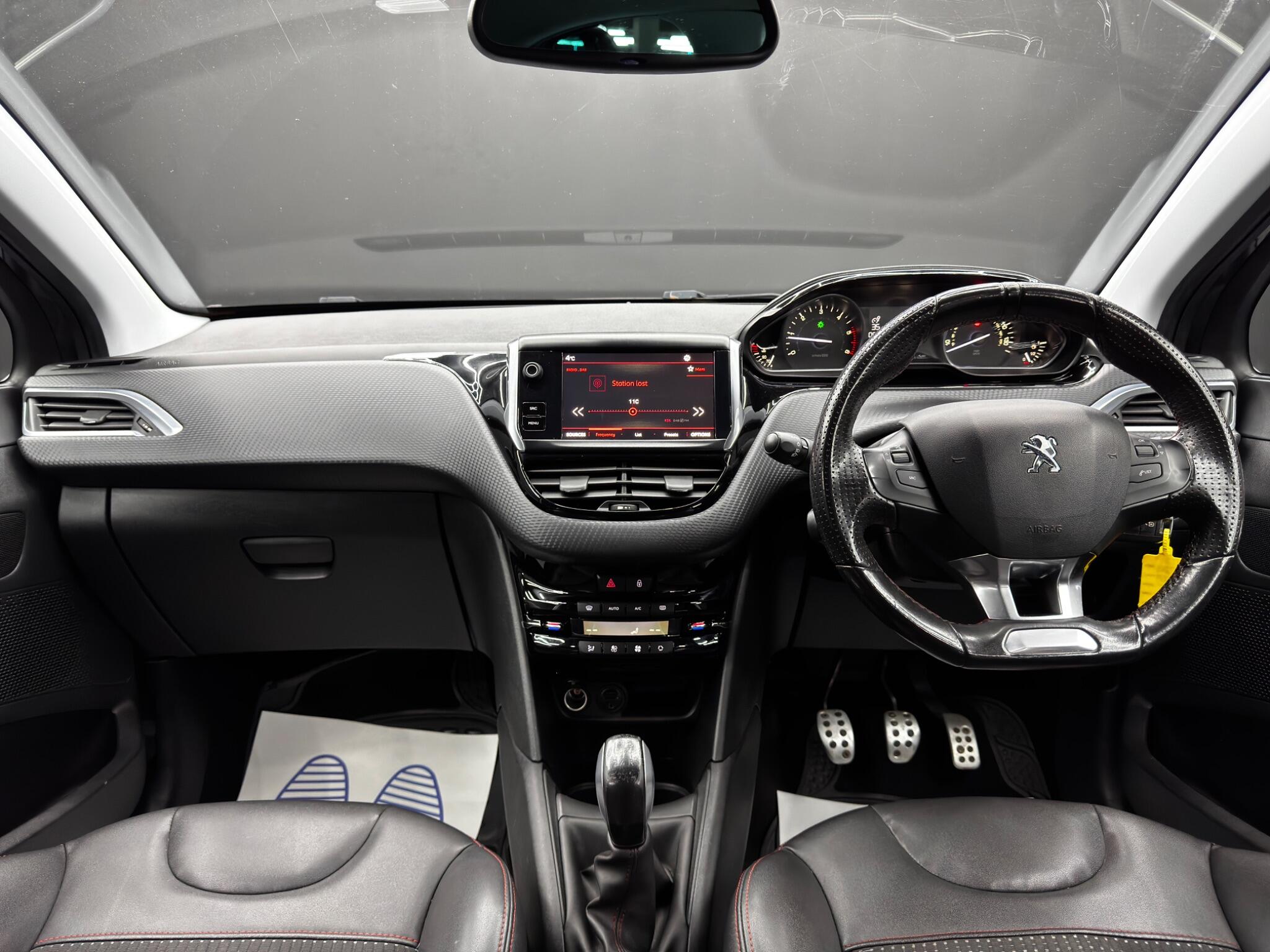 Peugeot 208 view 10