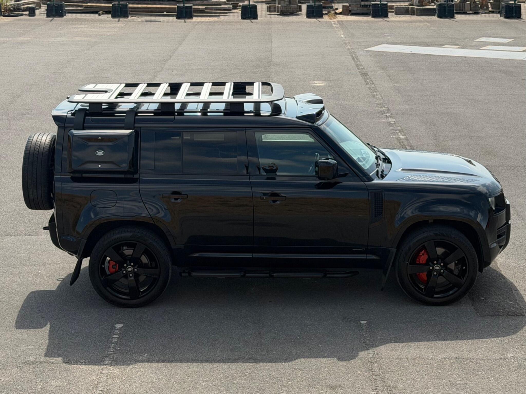 Land Rover Defender 110 view 51