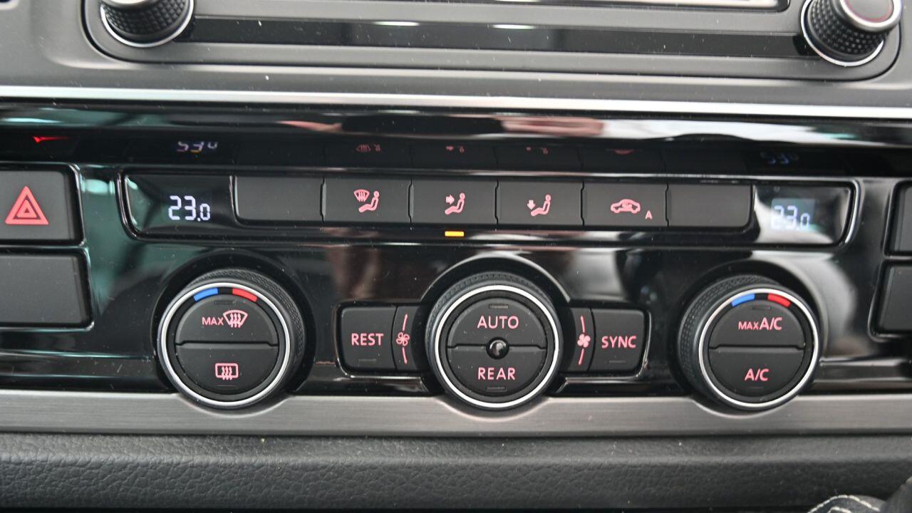 Volkswagen Caravelle view 29