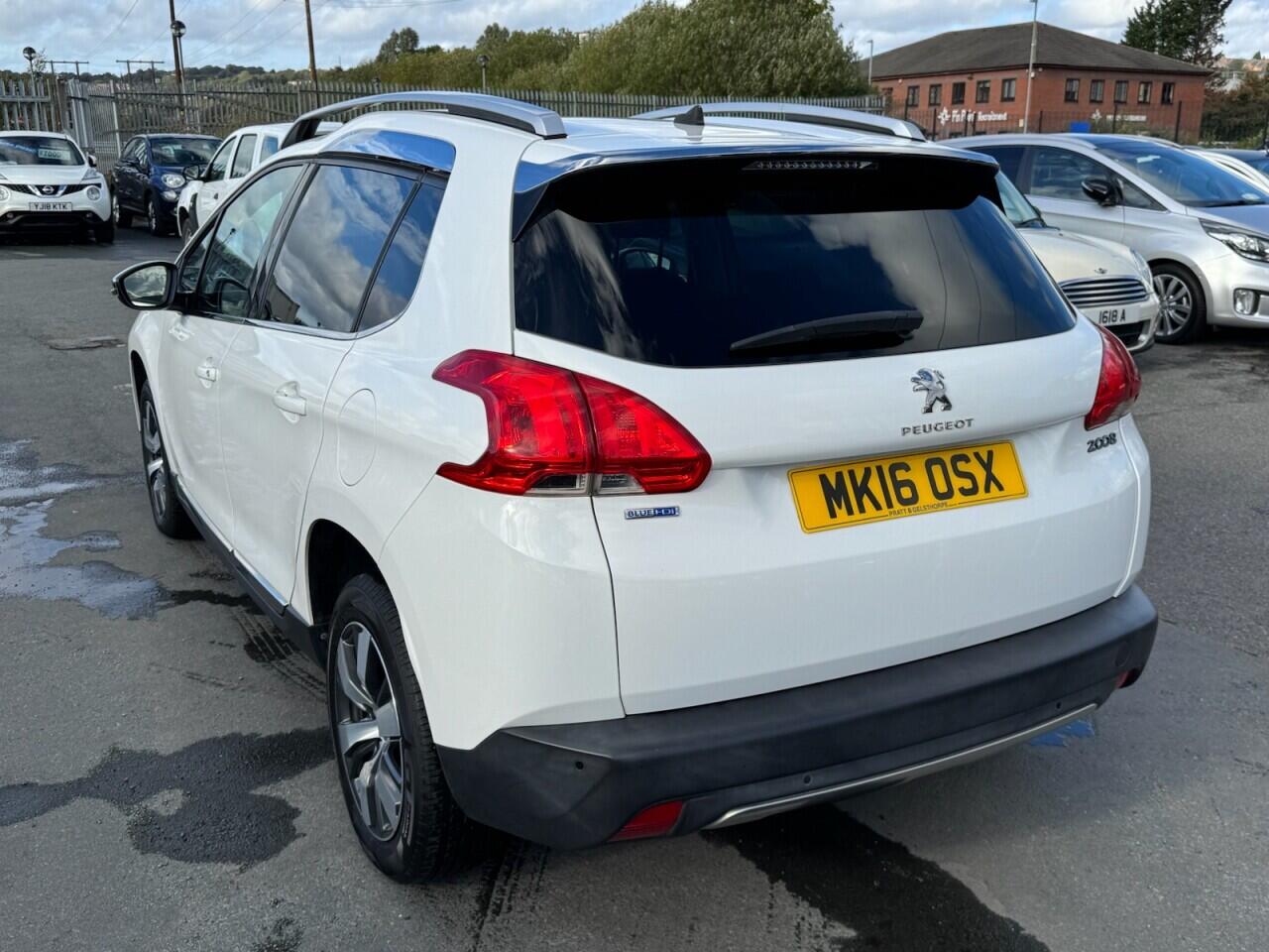 Peugeot 2008 view 4