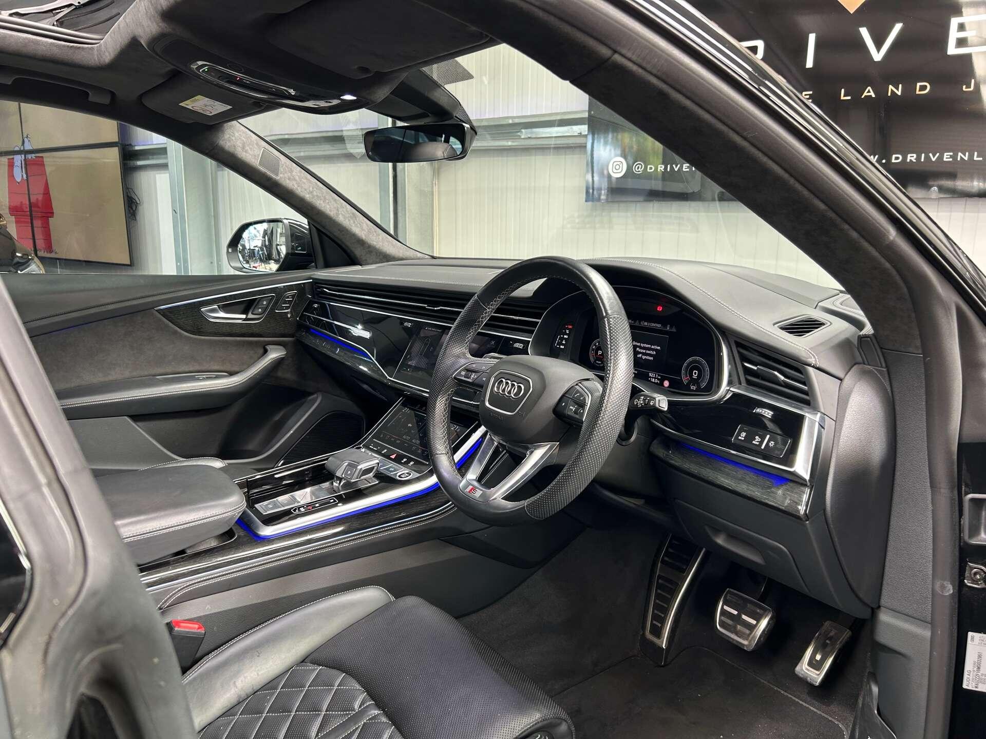 Audi Q8 view 16