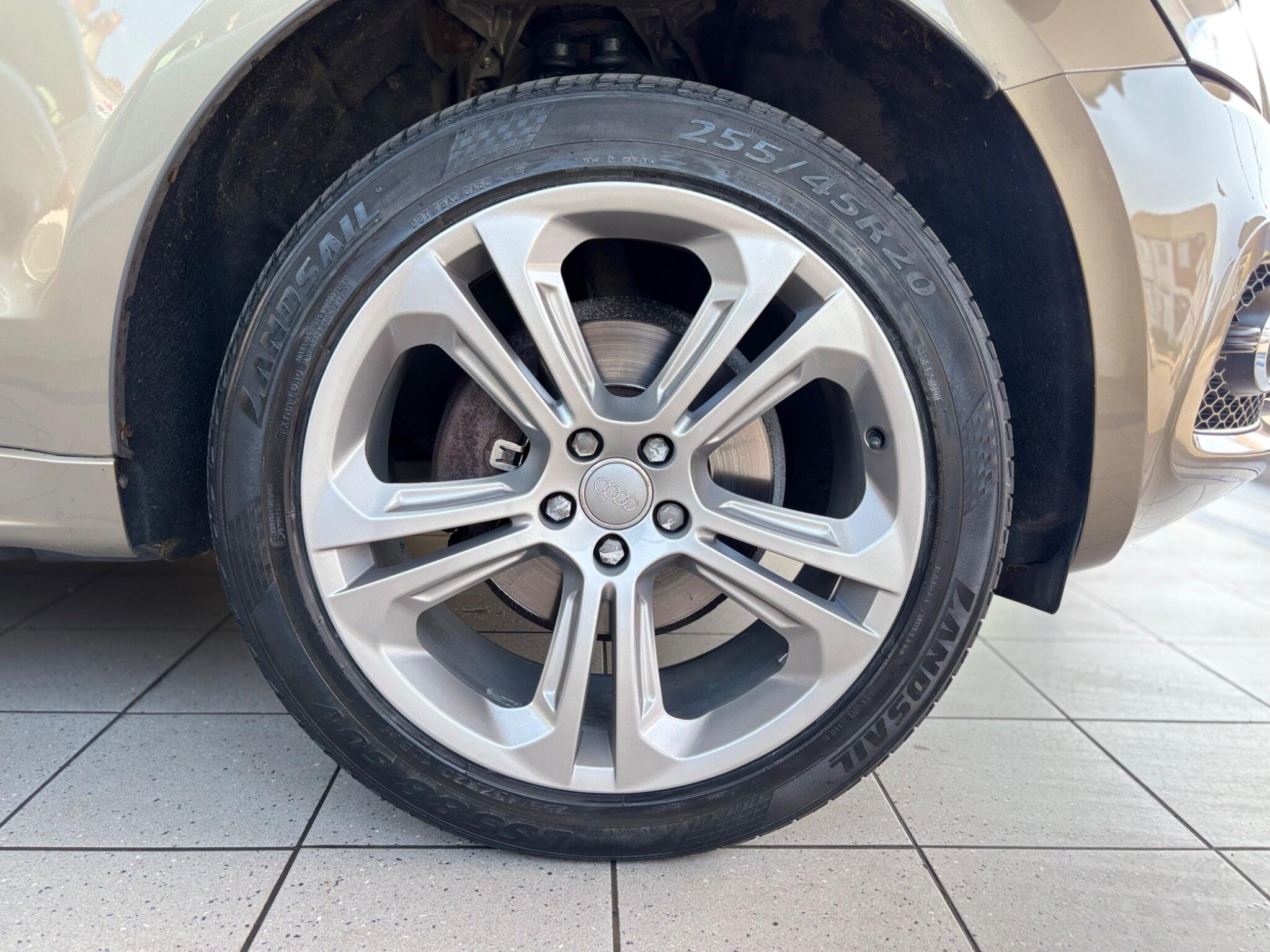 Audi Q5 view 16