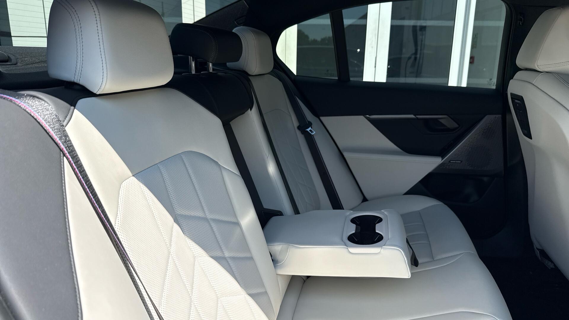 BMW 5 Series view 30
