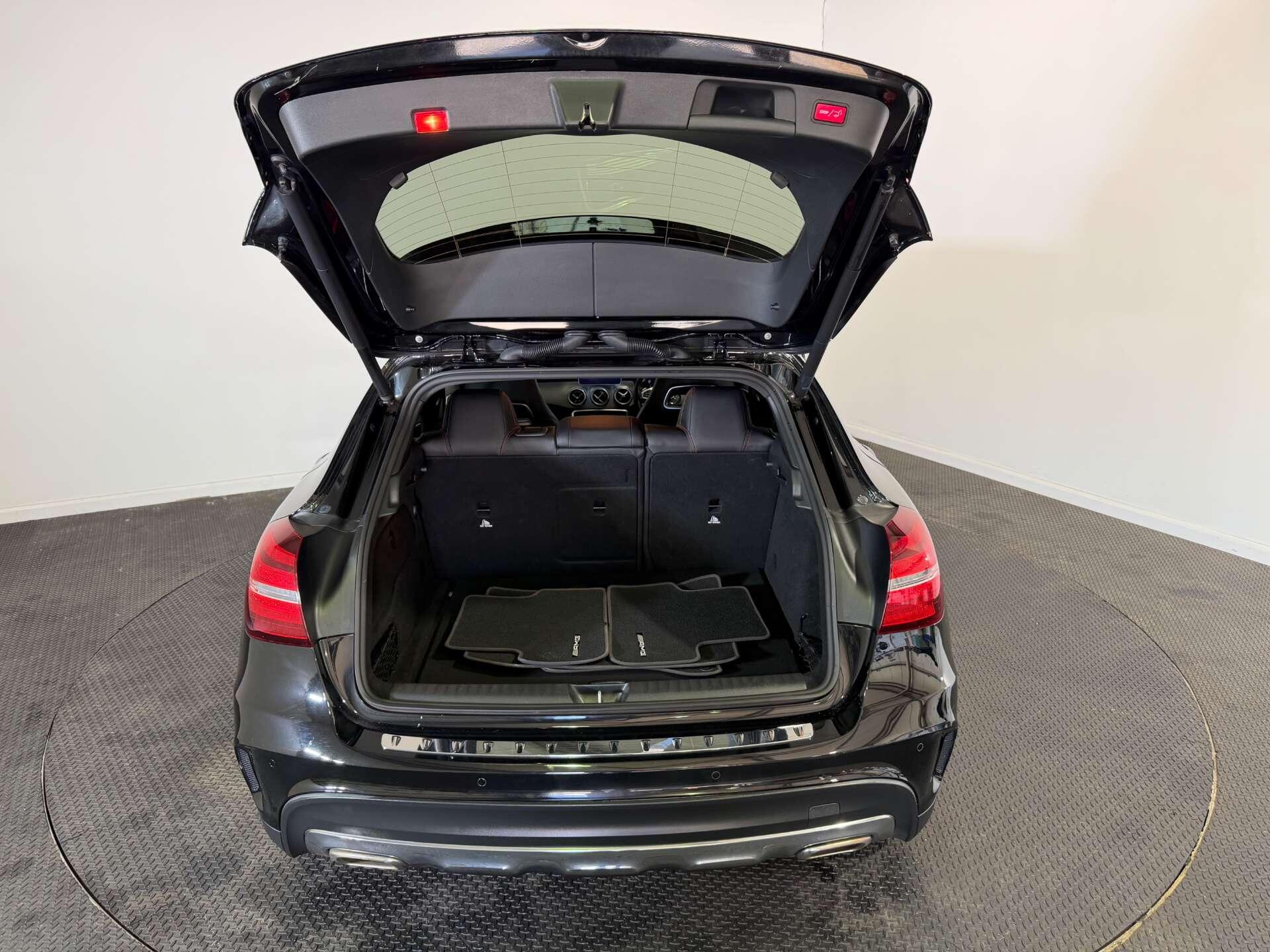 Mercedes-Benz GLA view 10