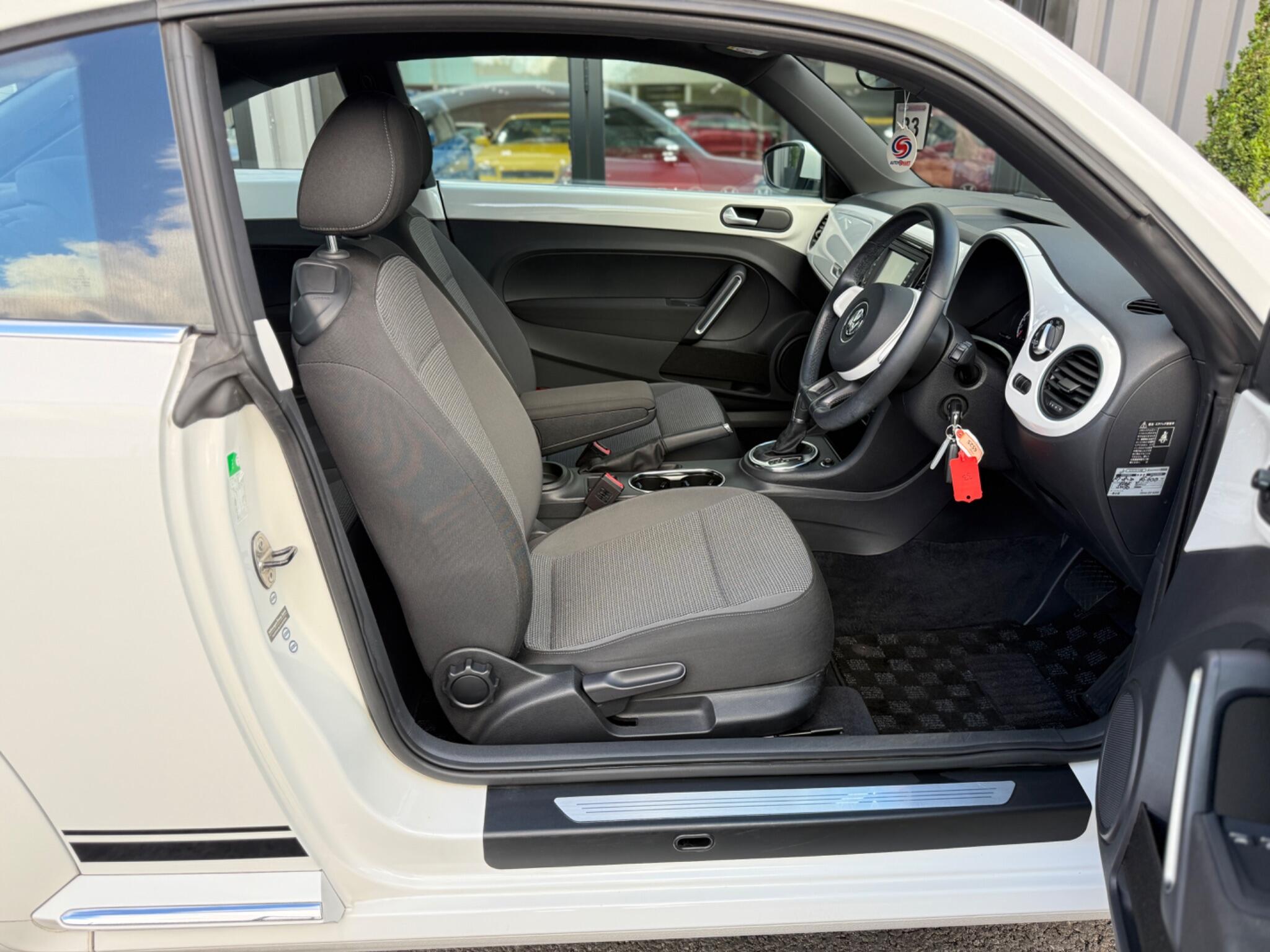 Volkswagen Beetle view 12