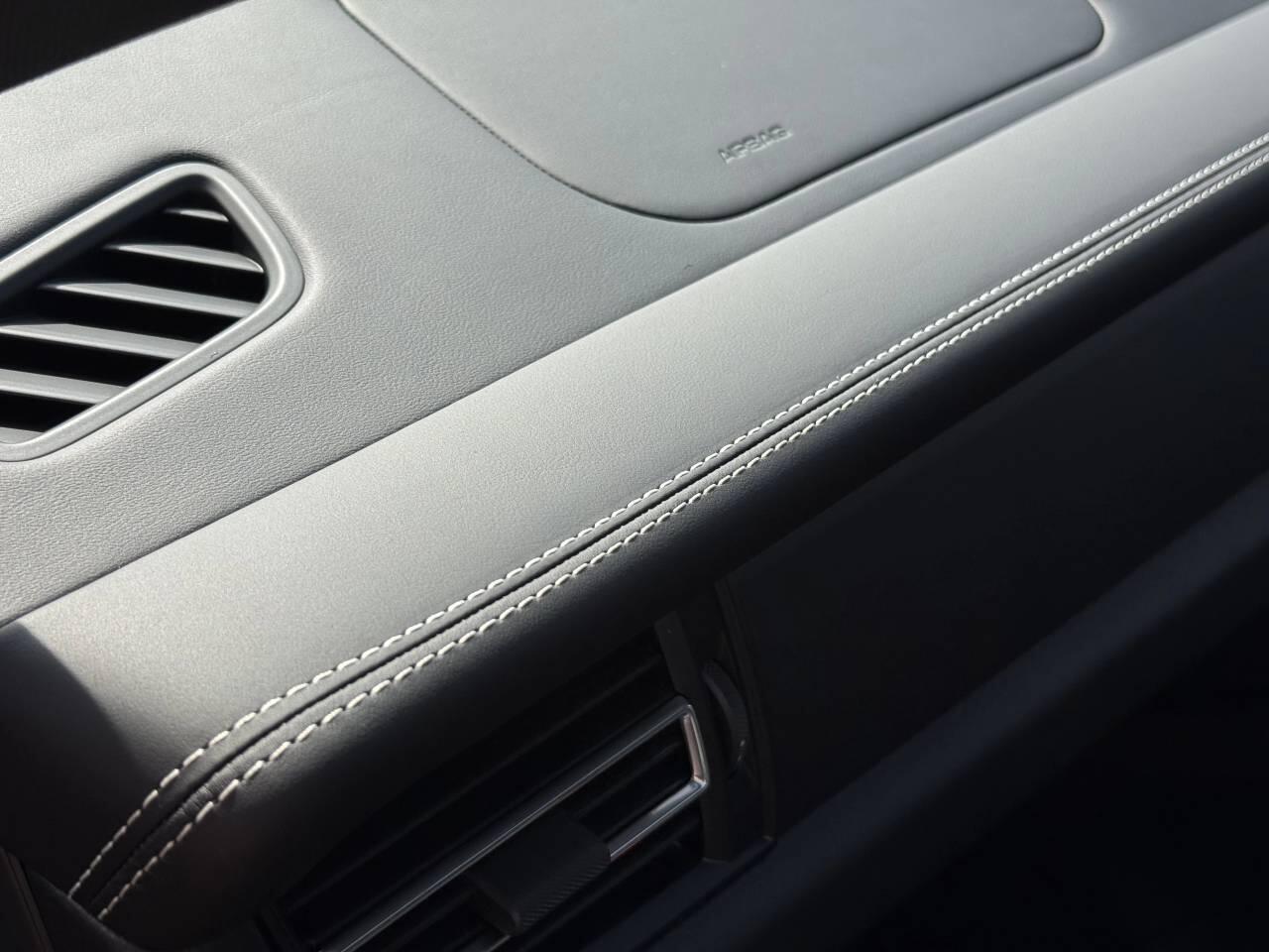 Porsche Macan view 34